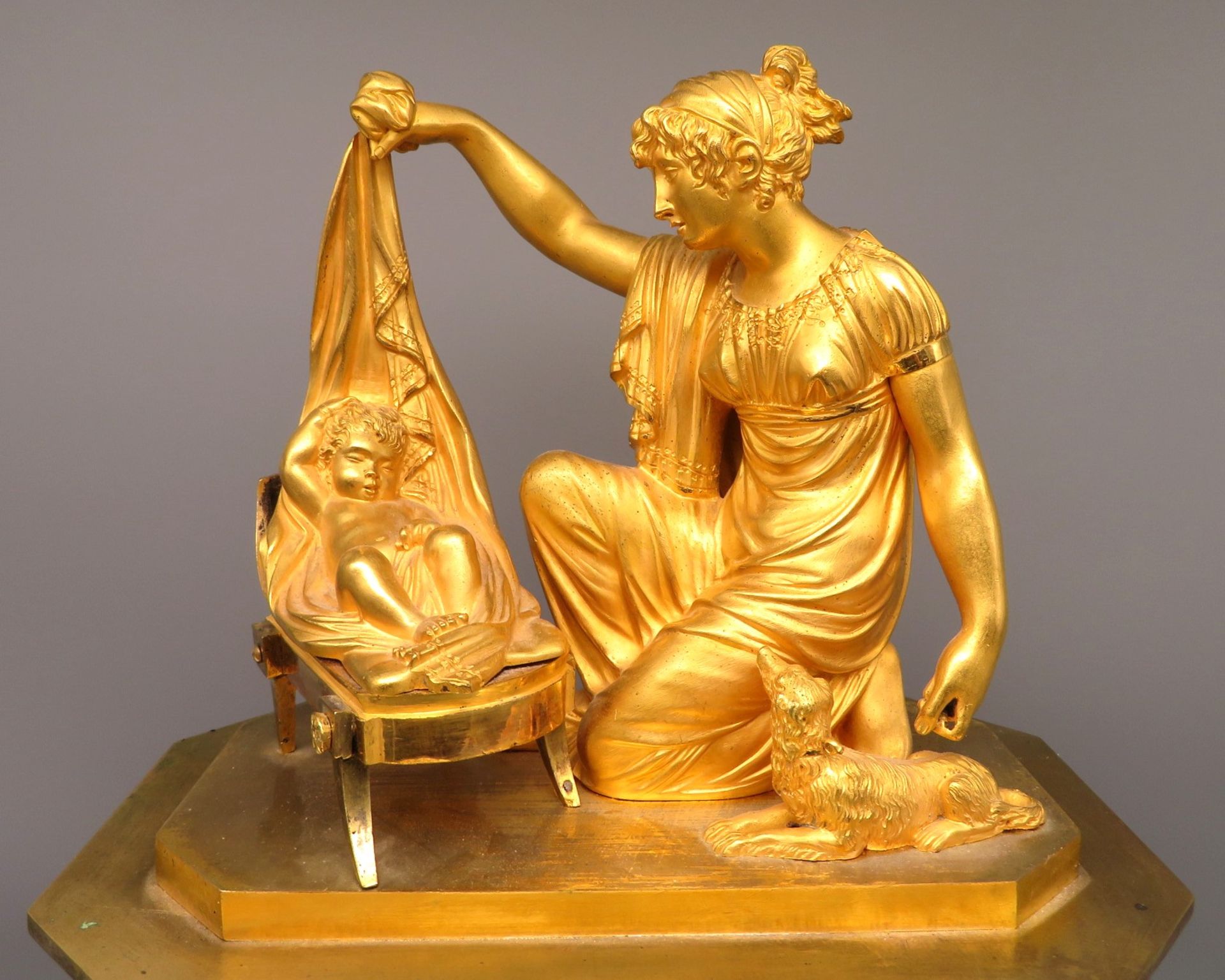 Außergewöhnliche Pendule, Frankreich, Empire, um 1810, Bronze mit Feuervergoldung, bekrönt durch Mu - Image 2 of 9
