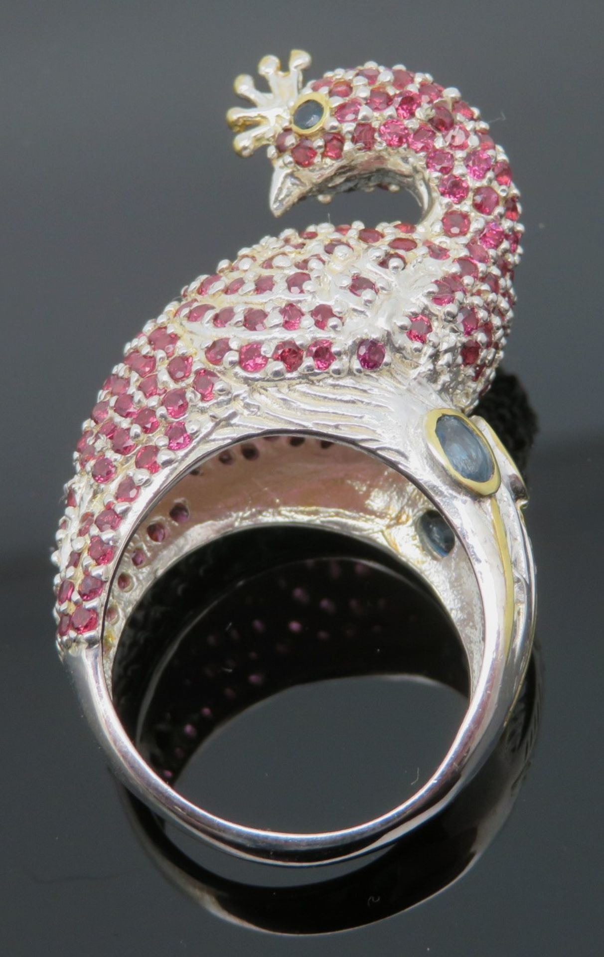 Fantasievoller Statement-Ring in Gestalt eines Pfaus, reich besetzt mit facettierten Rubinen, Augen - Image 2 of 2