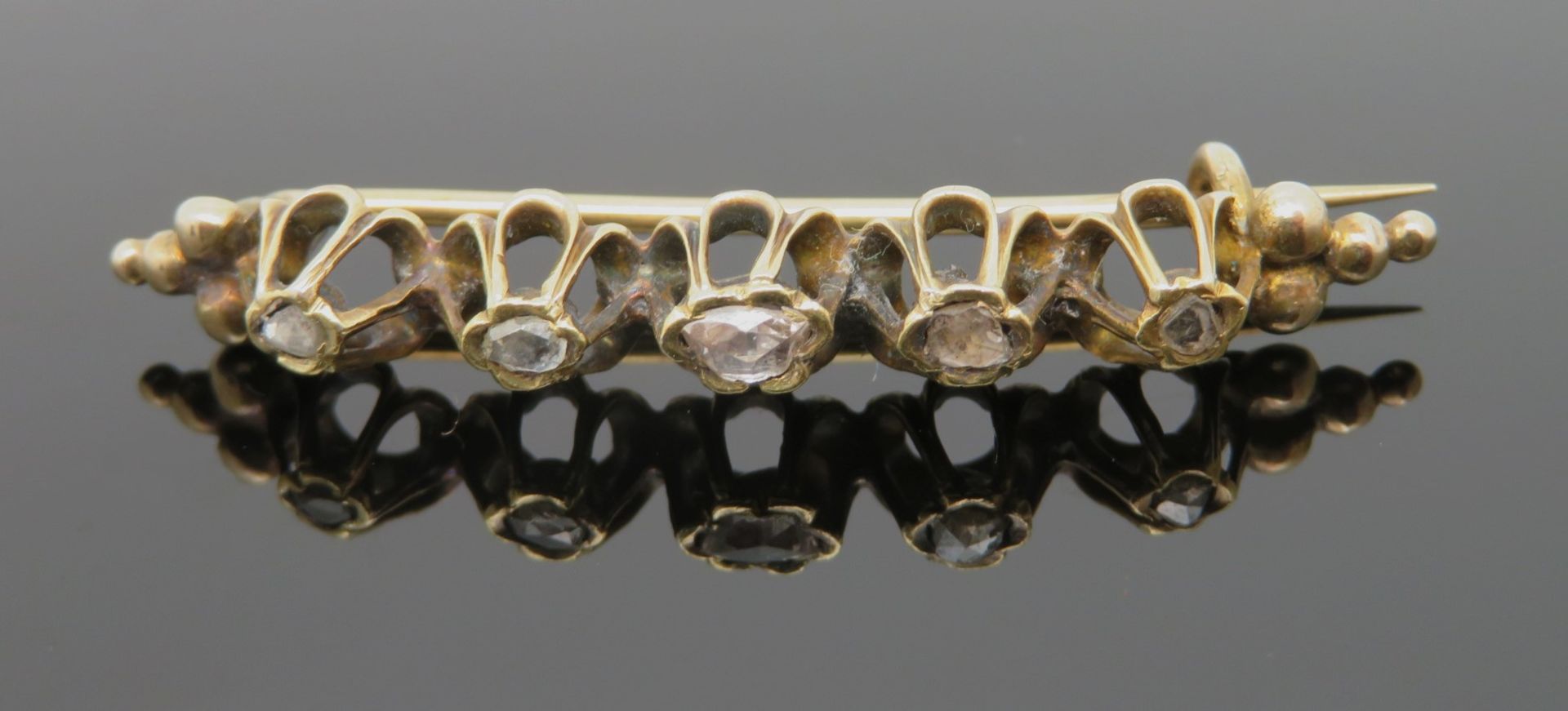 Antike Stabbrosche, um 1900, 5 Diamantrosen, Gelbgold 585/000, geprüft, 3,8 g, l 4,4 cm, b 0,7 cm.