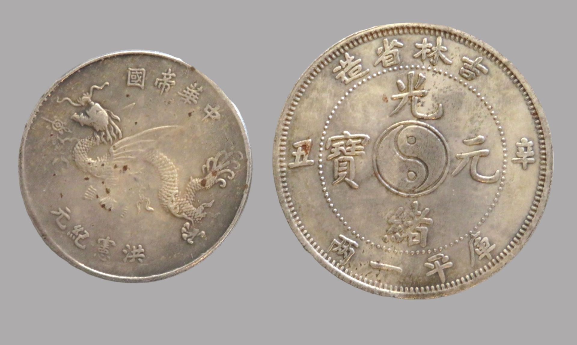 2 Silbermünzen, China, 1 x Kirin Province, One Tael, zus. 44,8 g, d 3,9/4,5 cm. - Image 2 of 2