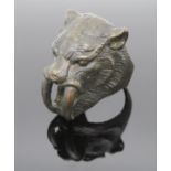 Ungewöhnlicher Ring, Kopf eines Säbelzahntigers, Bronze, Ringkopf 2,2 x 2,6 x 2,1 cm, Ringgr. 63.
