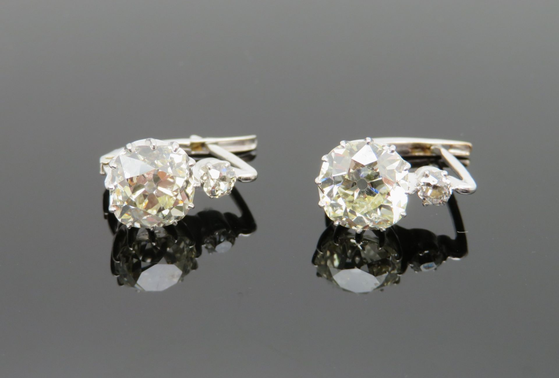 2 hochkarätige Ohrhänger, 4 Altschliffdiamanten, zus.ca. 3 ct, Weißgold 585/000, geprüft, l 1,7 cm,