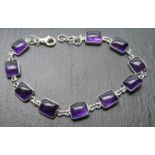 Amethyst-Armband, Armband aus 10 fein polierten, intensiven Amethyst-Cabochons in glatten Zargen, d