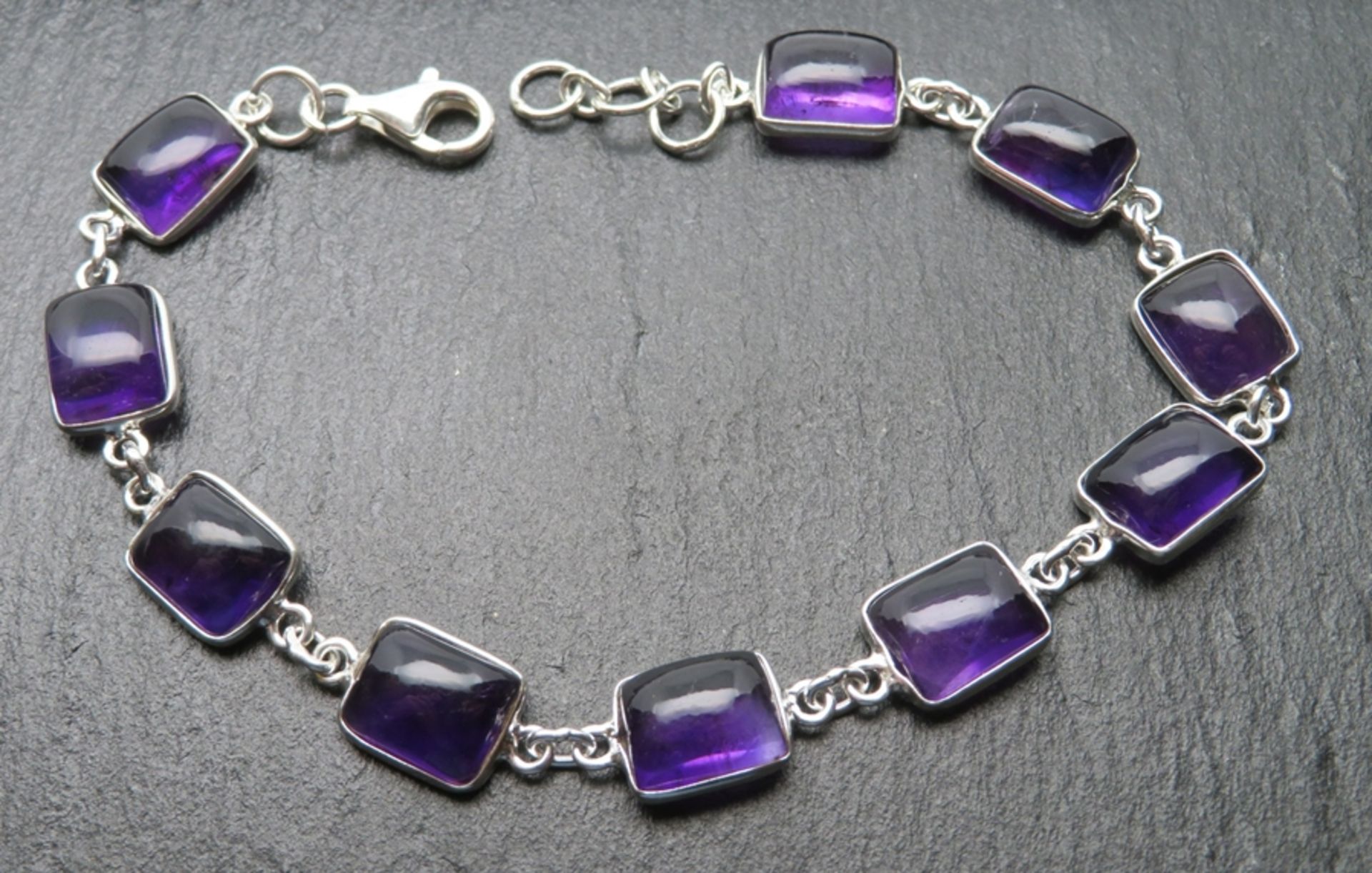 Amethyst-Armband, Armband aus 10 fein polierten, intensiven Amethyst-Cabochons in glatten Zargen, d