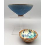 2 diverse Schalen, wohl Japan, Keramik, 1 x mit blauer Glasur, unles.sign., h 4/6 cm.
