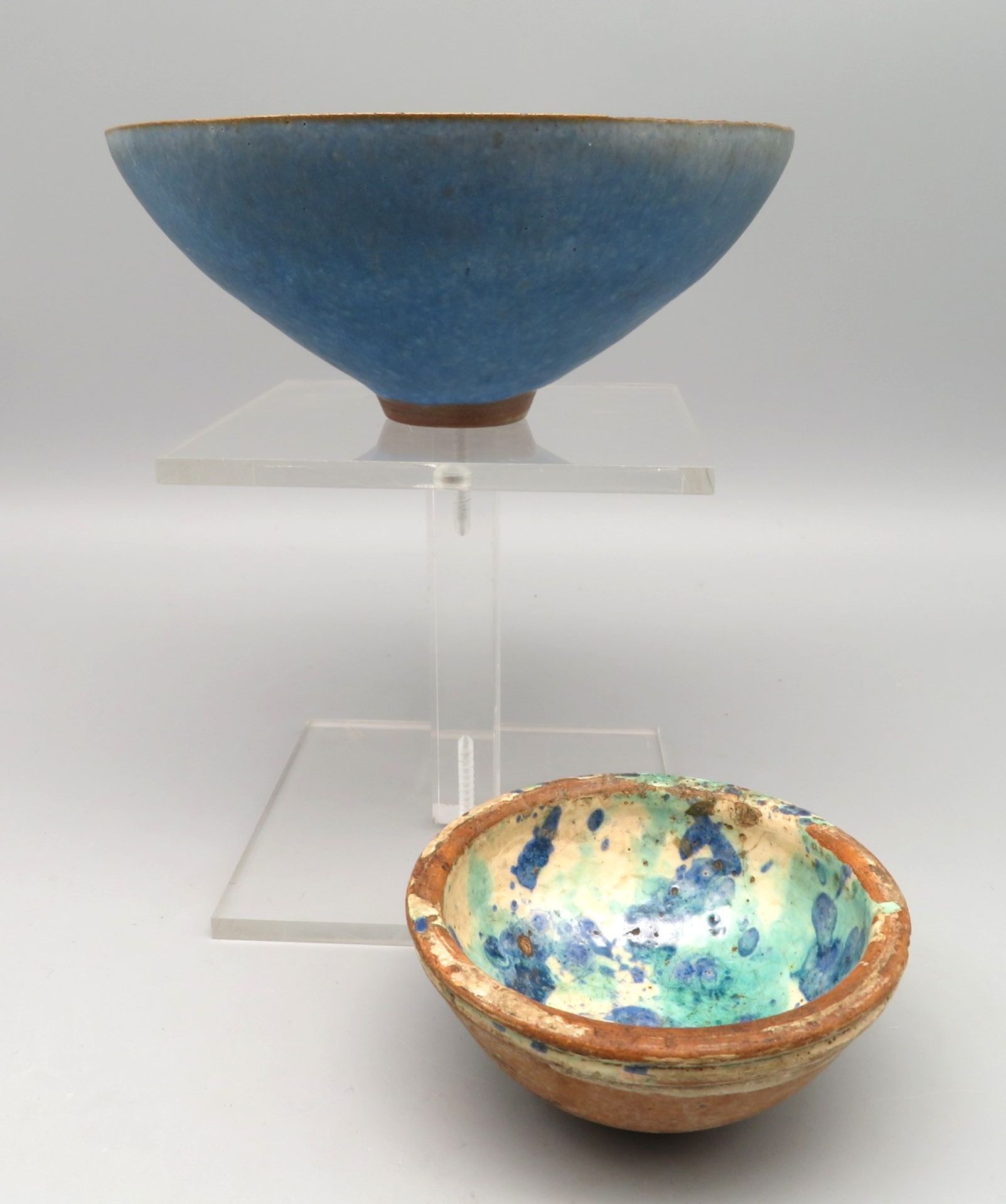 2 diverse Schalen, wohl Japan, Keramik, 1 x mit blauer Glasur, unles.sign., h 4/6 cm.