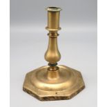 Kerzenleuchter, um 1830/40, Messing, oktogonaler Stand, rest., 16,5 x 12 cm.