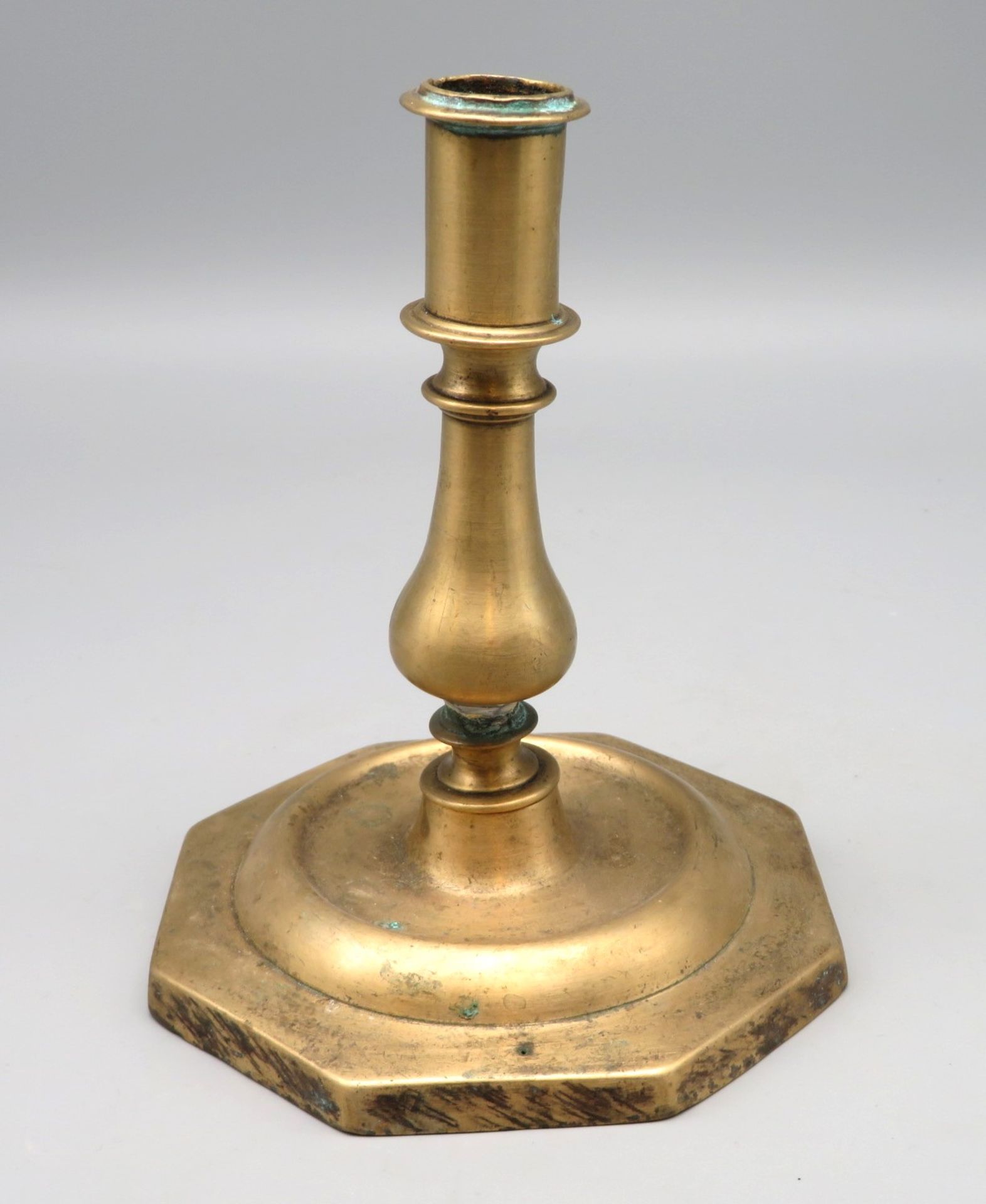 Kerzenleuchter, um 1830/40, Messing, oktogonaler Stand, rest., 16,5 x 12 cm.