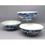 3 Schalen, China, 18./19. Jahrhundert, Weißporzellan mit blauer Landschaftsmalerei, Bodensignaturen