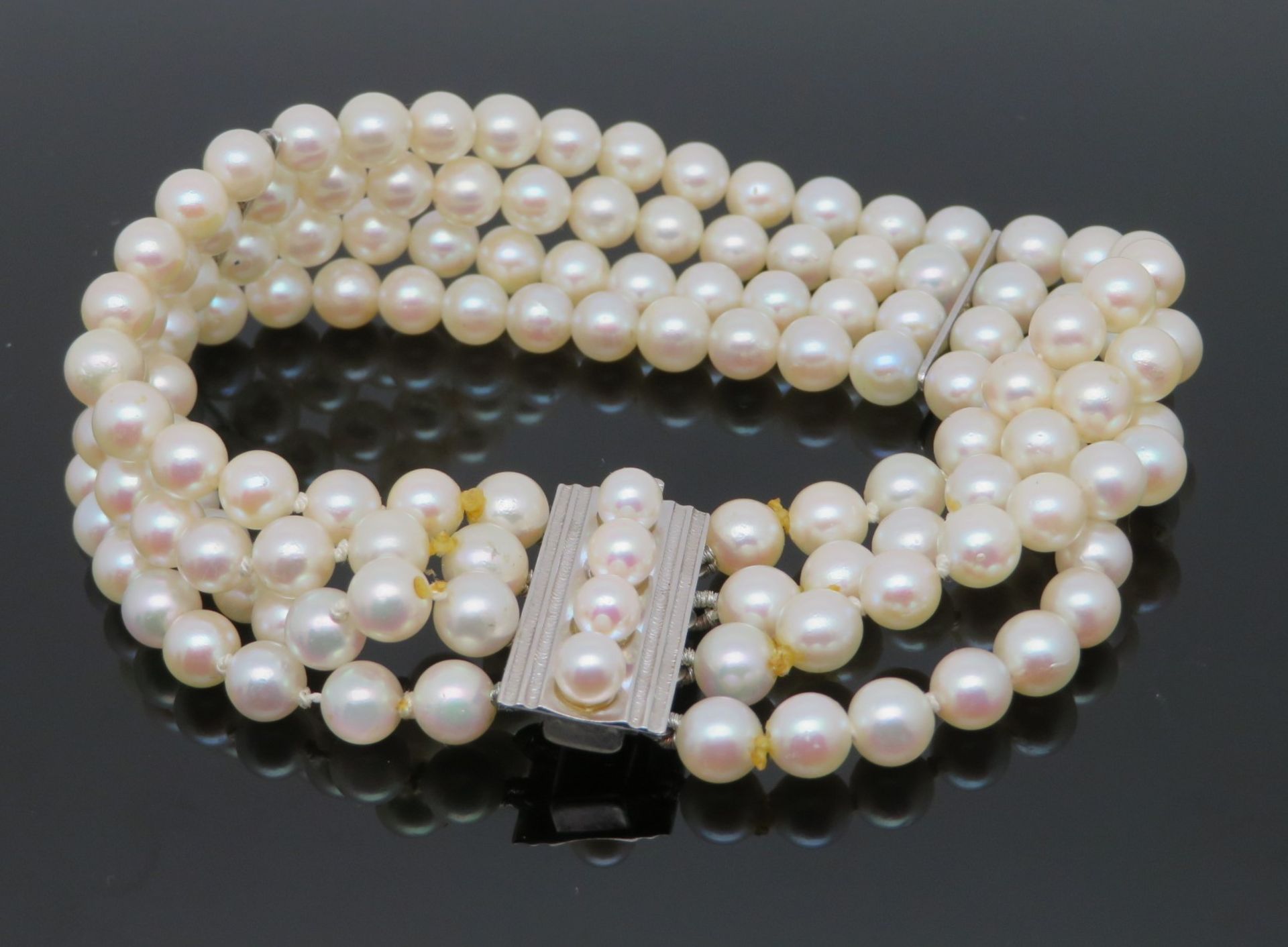 Klassisches Perlen-Armband, 4-reihig, Schließe besetzt mit 4 Perlen, Schließe und 2 Zwischenglieder