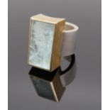 Moderner Designer Ring, Goldschmiede Holzer/Überlingen, facettierter Aquamarin, dieser gefasst in 1