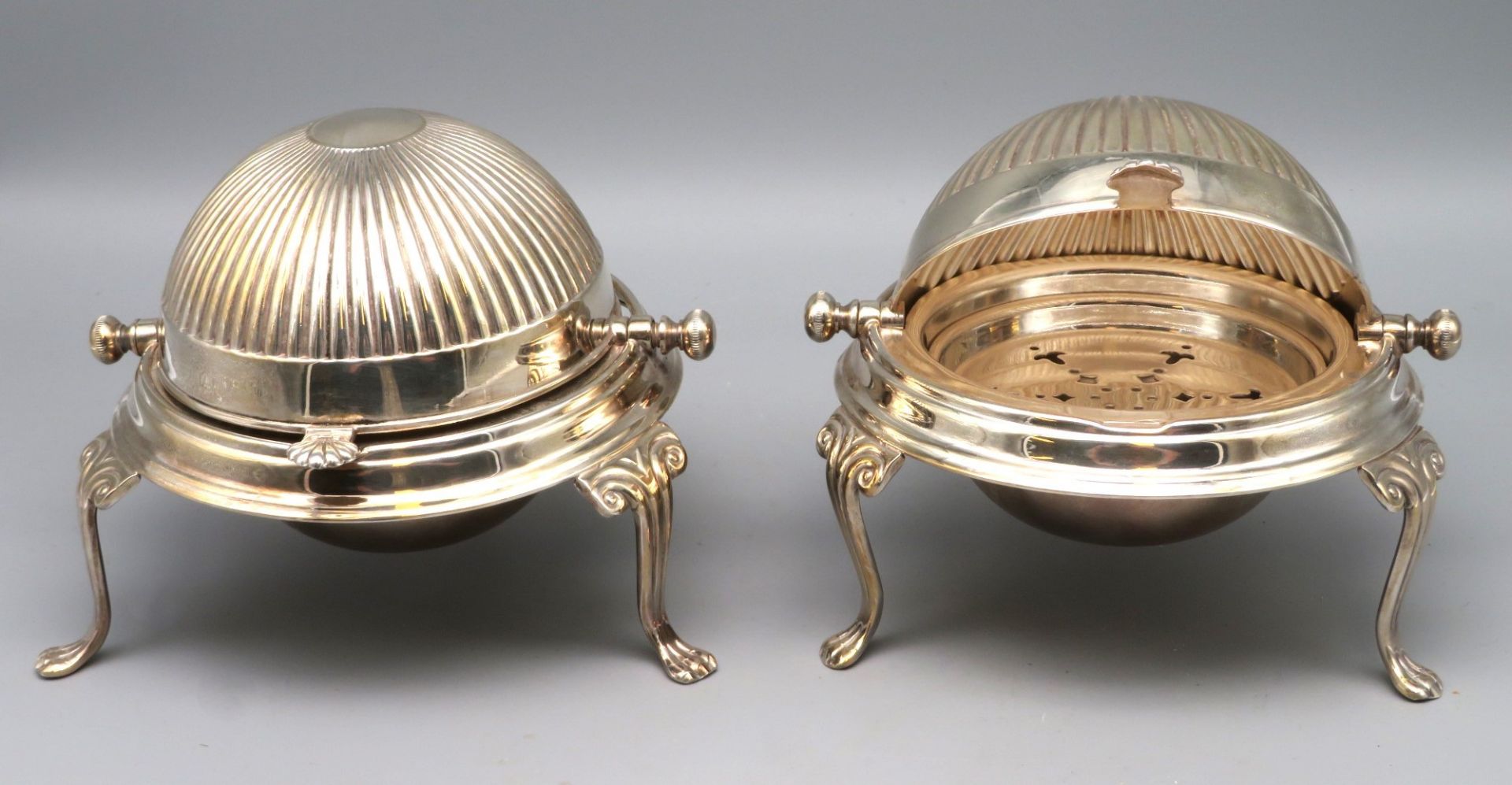 2 elegante Deckeldosen für Butter, England, um 1900, Sheffield Plate, gem., Kugelform, obere Hälfte