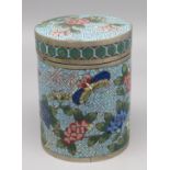 Cloisonné Deckeldose, China, um 1900, farbiger Zellenschmelz, Dekor von Blüten und Schmetterlingen,