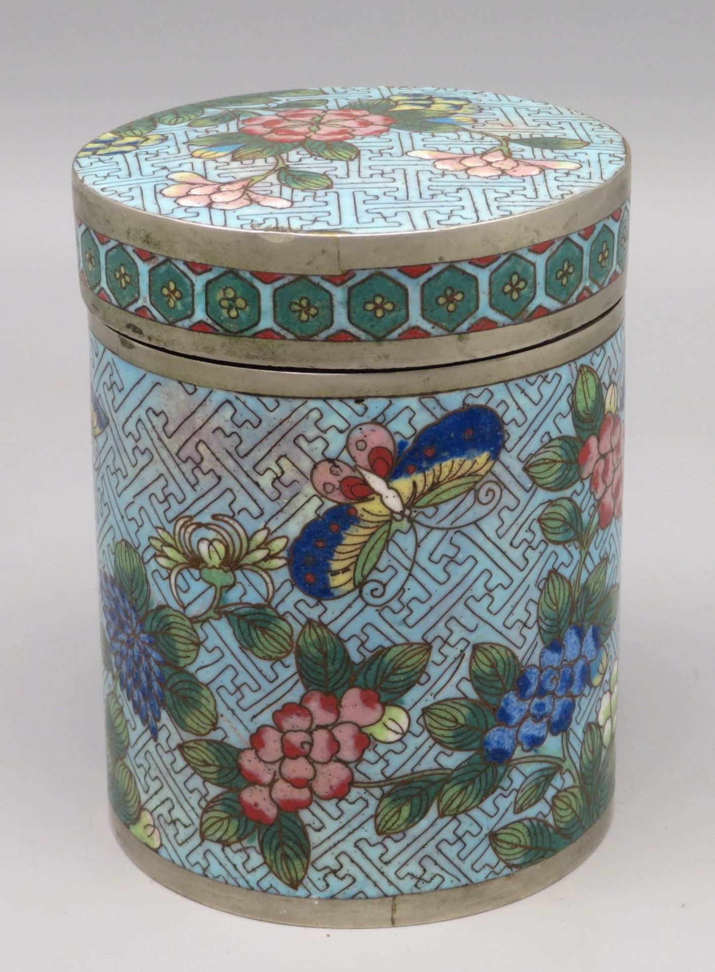 Cloisonné Deckeldose, China, um 1900, farbiger Zellenschmelz, Dekor von Blüten und Schmetterlingen,