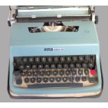 Schreibmaschine, Olivetti, Lettera 32, um 1963, Originalfutteral, 9 x 31,5 x 31,5 cm.