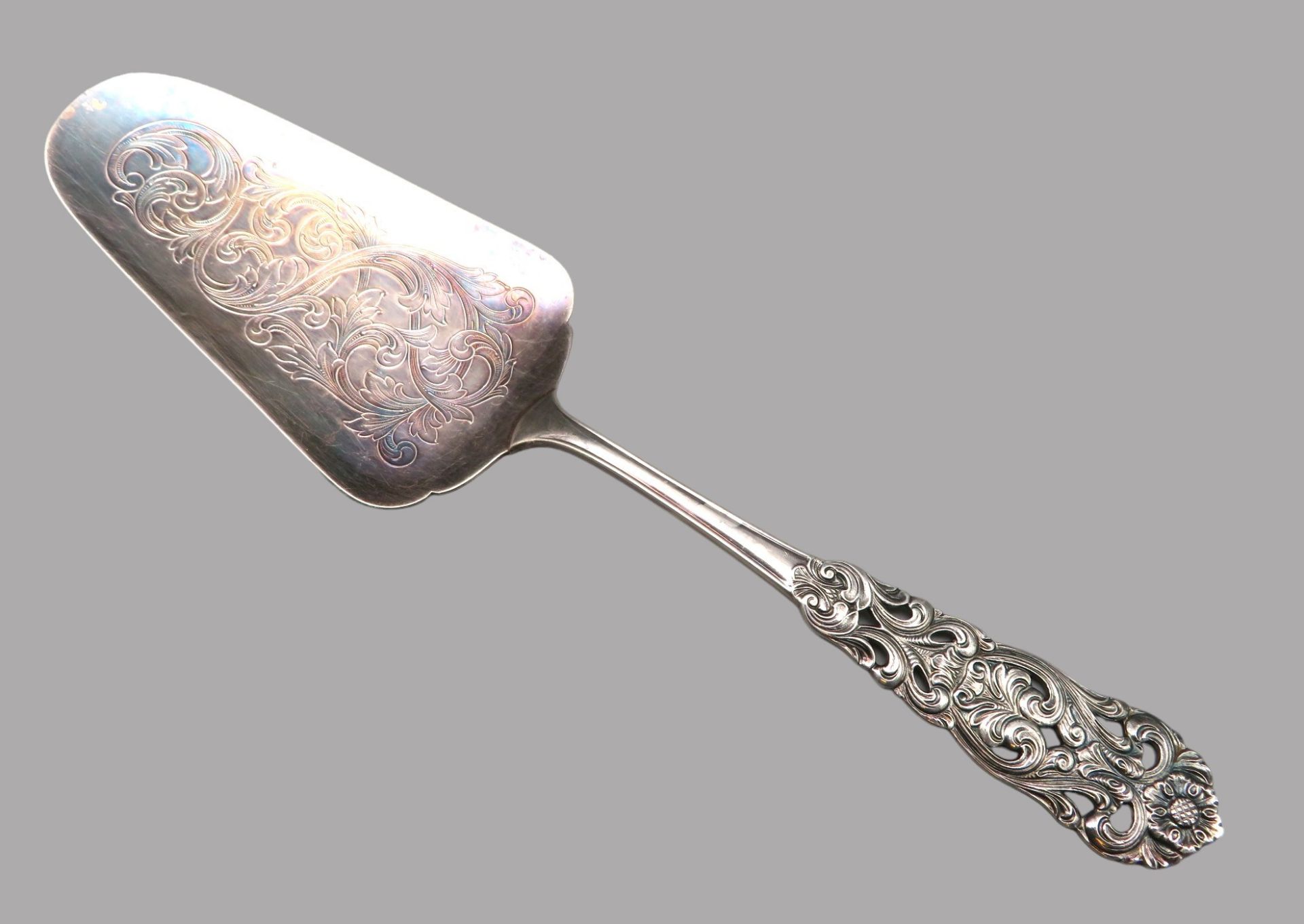 Kuchenschaufel, Silber 830/000, punziert, 47 g, l 20,5 cm, b 5,5 cm.