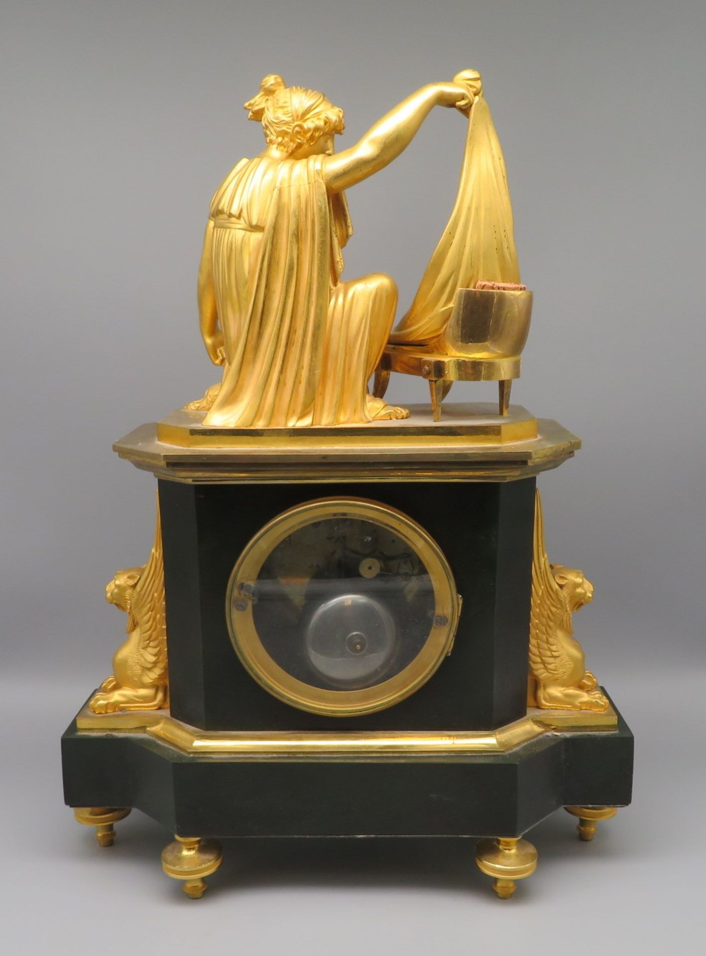 Außergewöhnliche Pendule, Frankreich, Empire, um 1810, Bronze mit Feuervergoldung, bekrönt durch Mu - Image 7 of 9