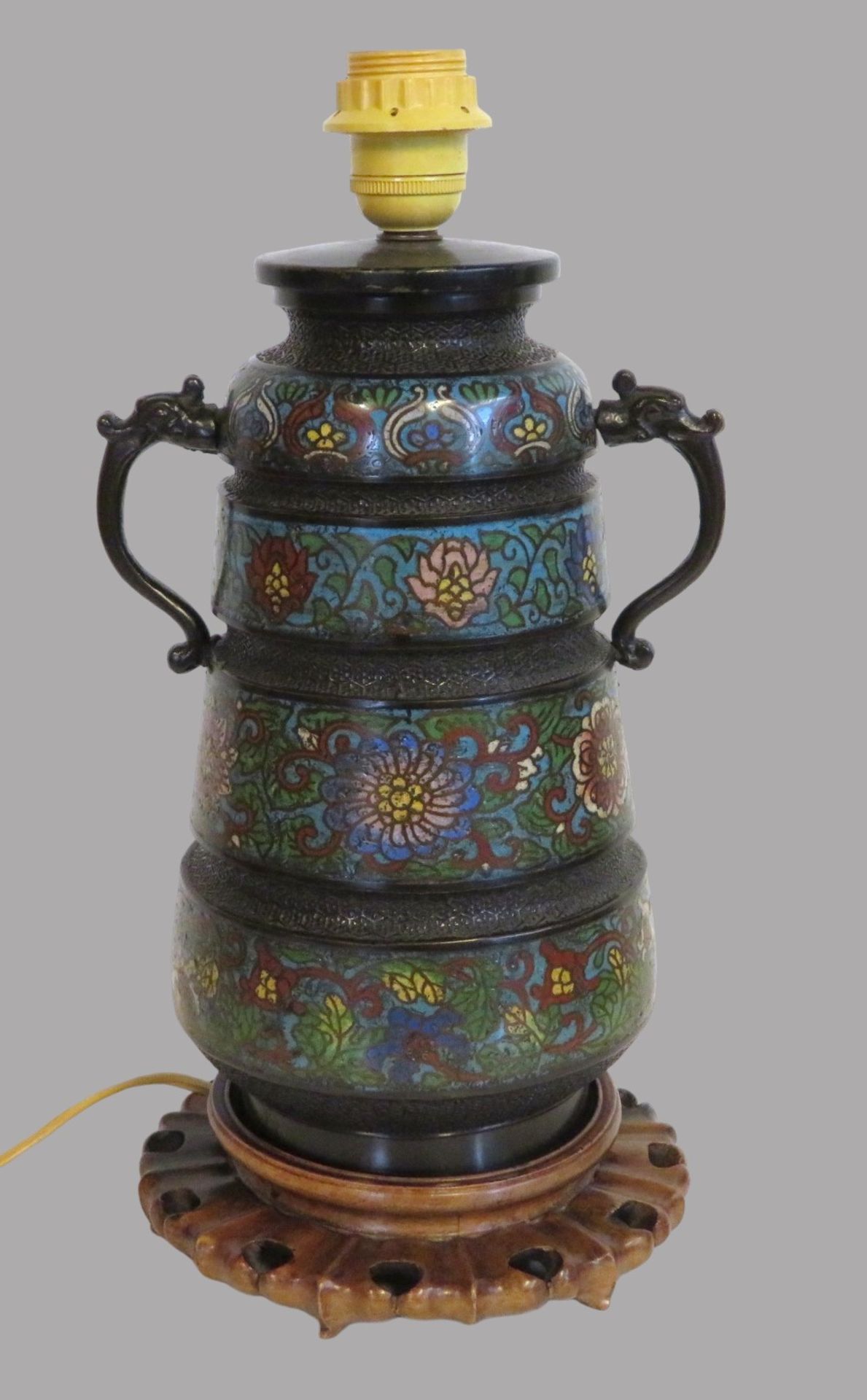 Dekorative Henkelvase, China, 19. Jahrhundert, Cloisonné, farbiger Zellenschmelz, seitliche Handhab