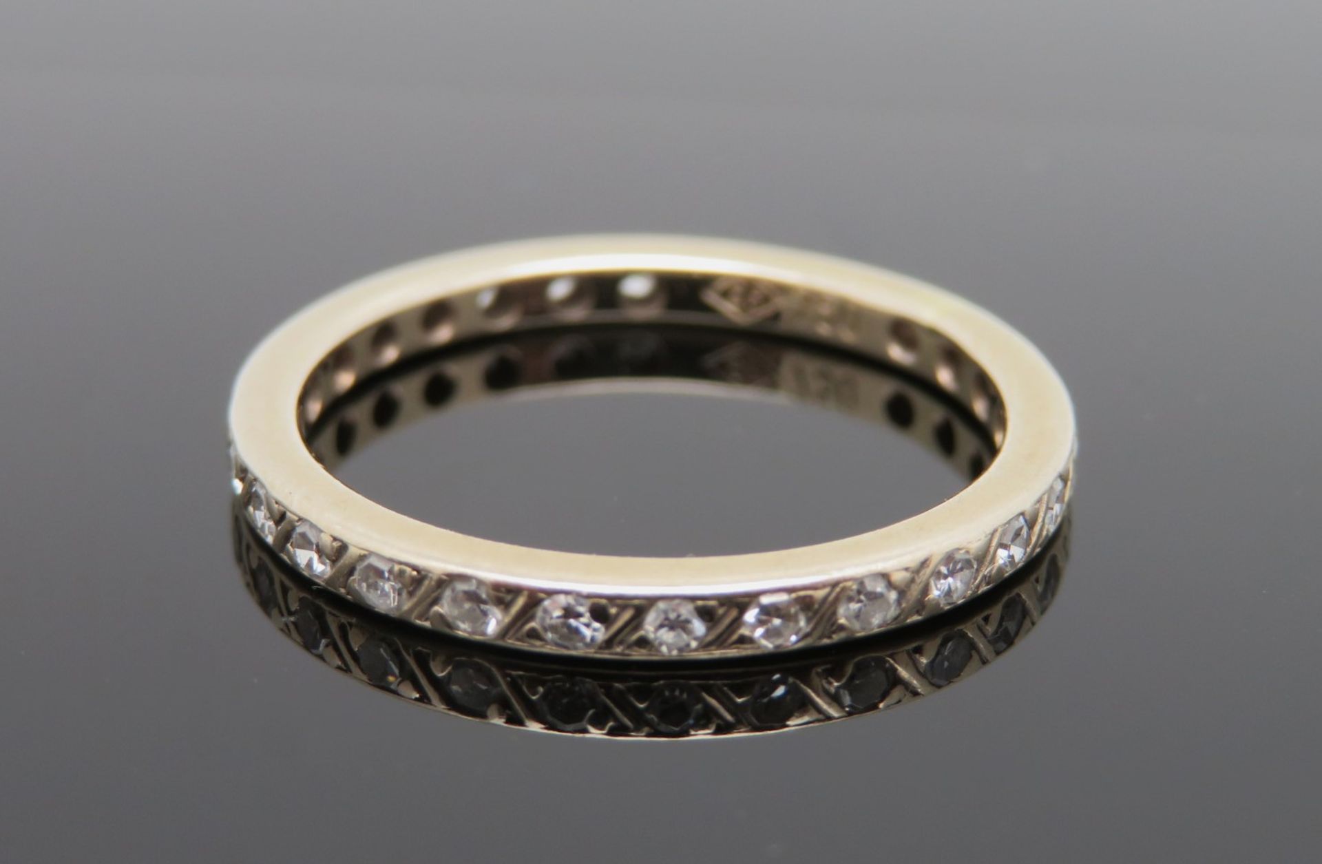 Zarter Memory-Ring, umlaufend besetzt mit 27 Diamanten, Gold 750/000, punziert, 1,86 g, monogr. "EP