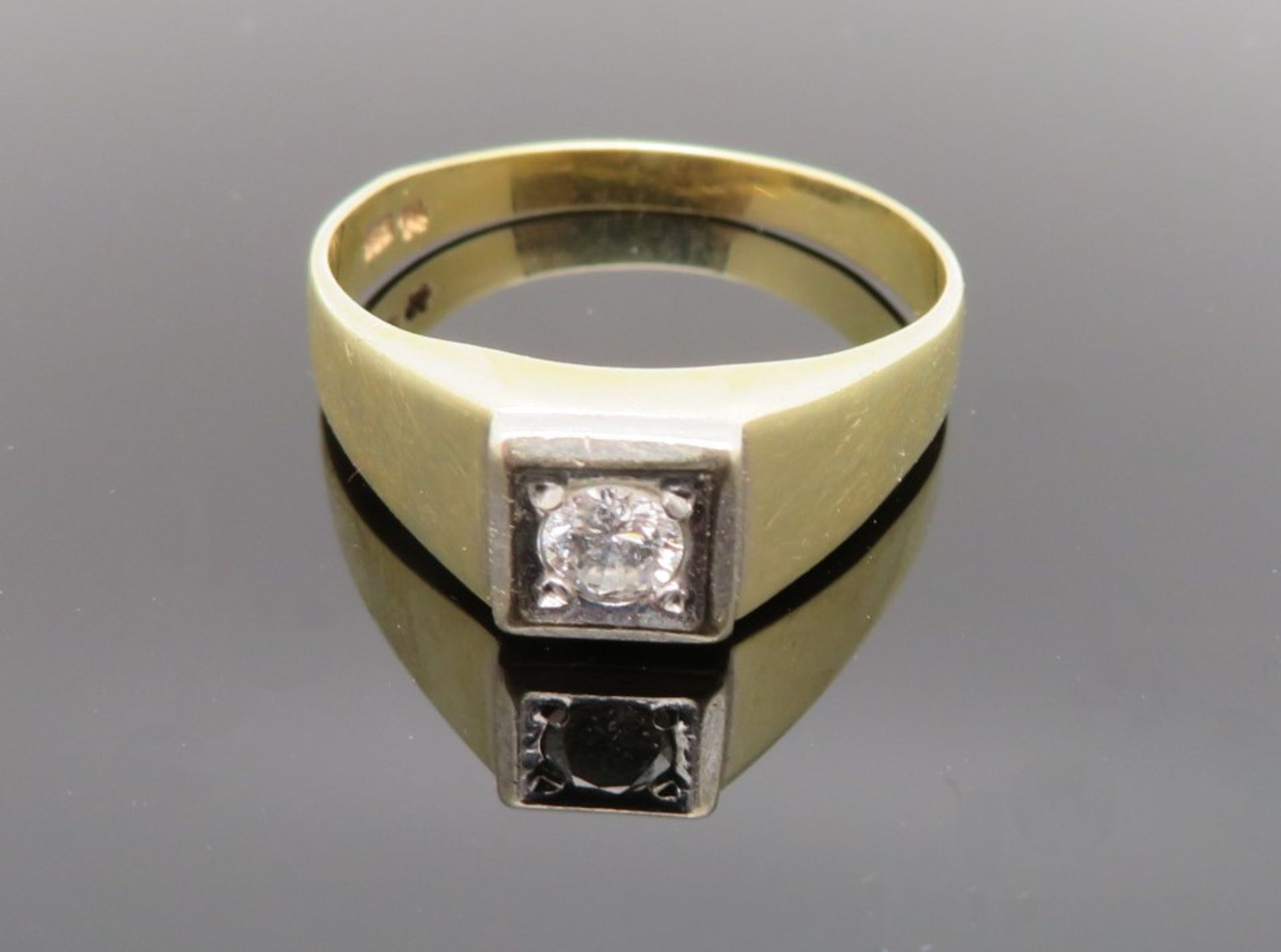 Herrenring, Brillant, ca. 0,20 ct, Weiß- und Gelbgold 585/000, punziert, 3,74 g, Ringgr. 66/67.