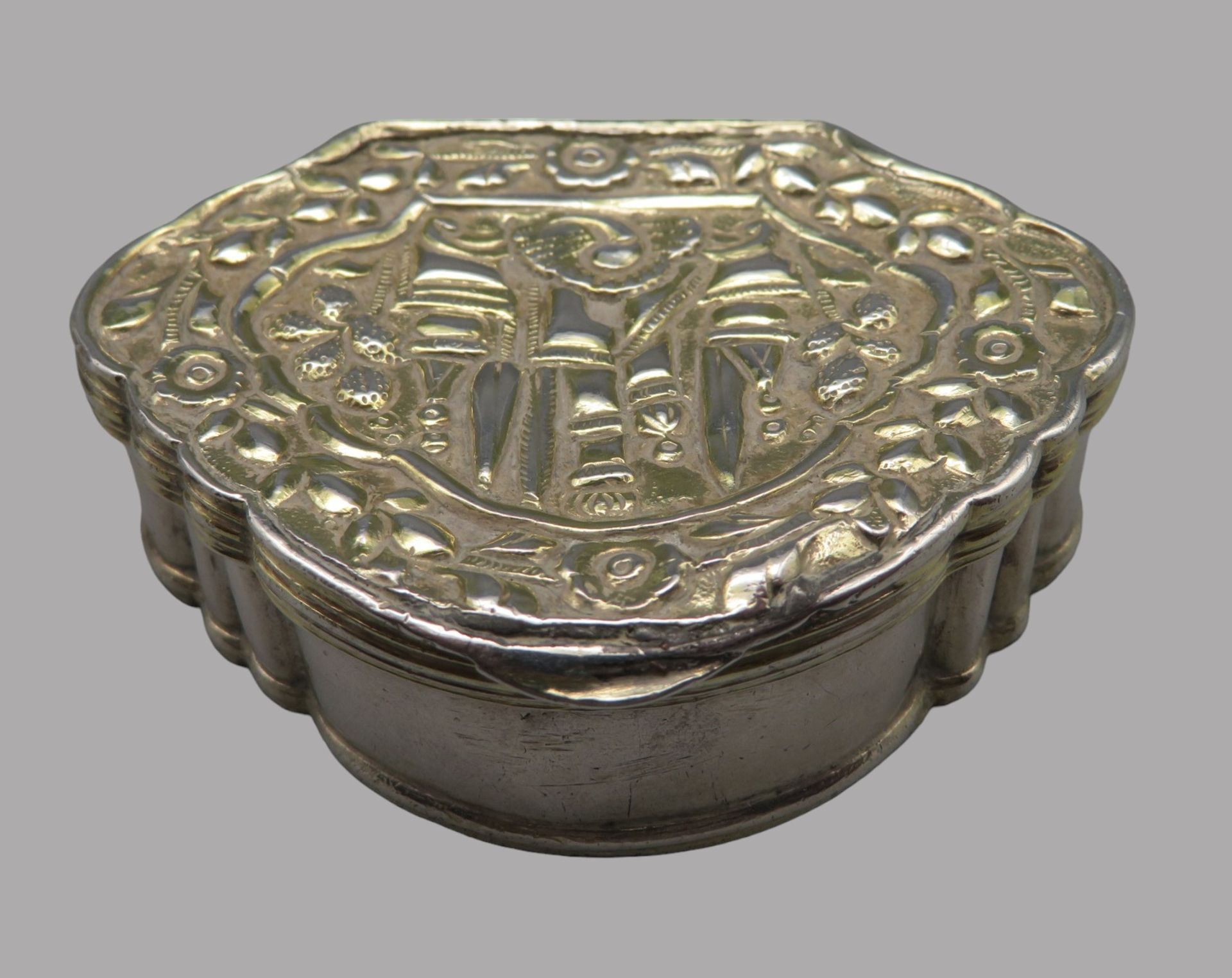 Antike Deckeldose, Skandinavien, 17/18. Jahrhundert, Silber, geprüft, Deckel reich verziert, 48,7 g