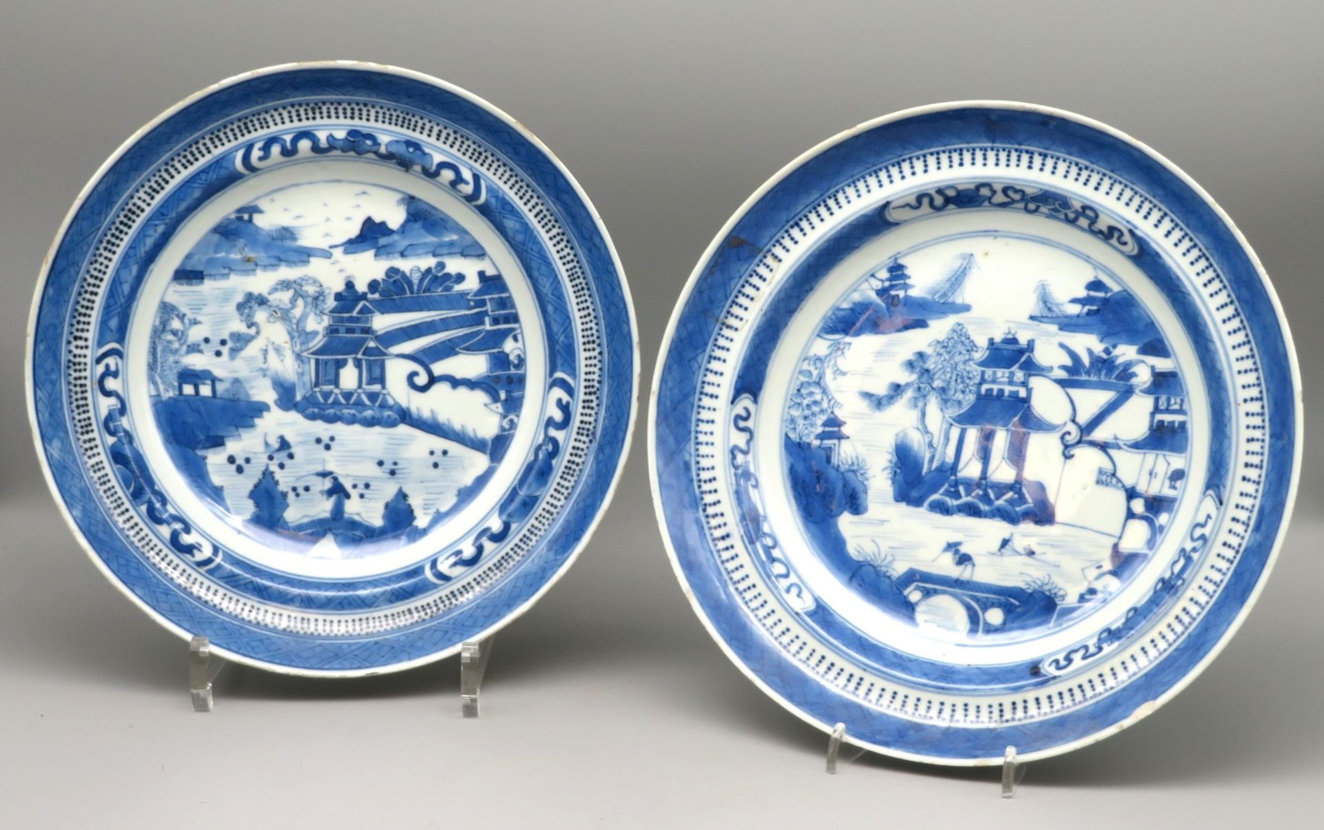2 Teller, China, Nanking, 18./19. Jahrhundert, Weißporzellan mit unterglasurblauer Landschaftsmaler