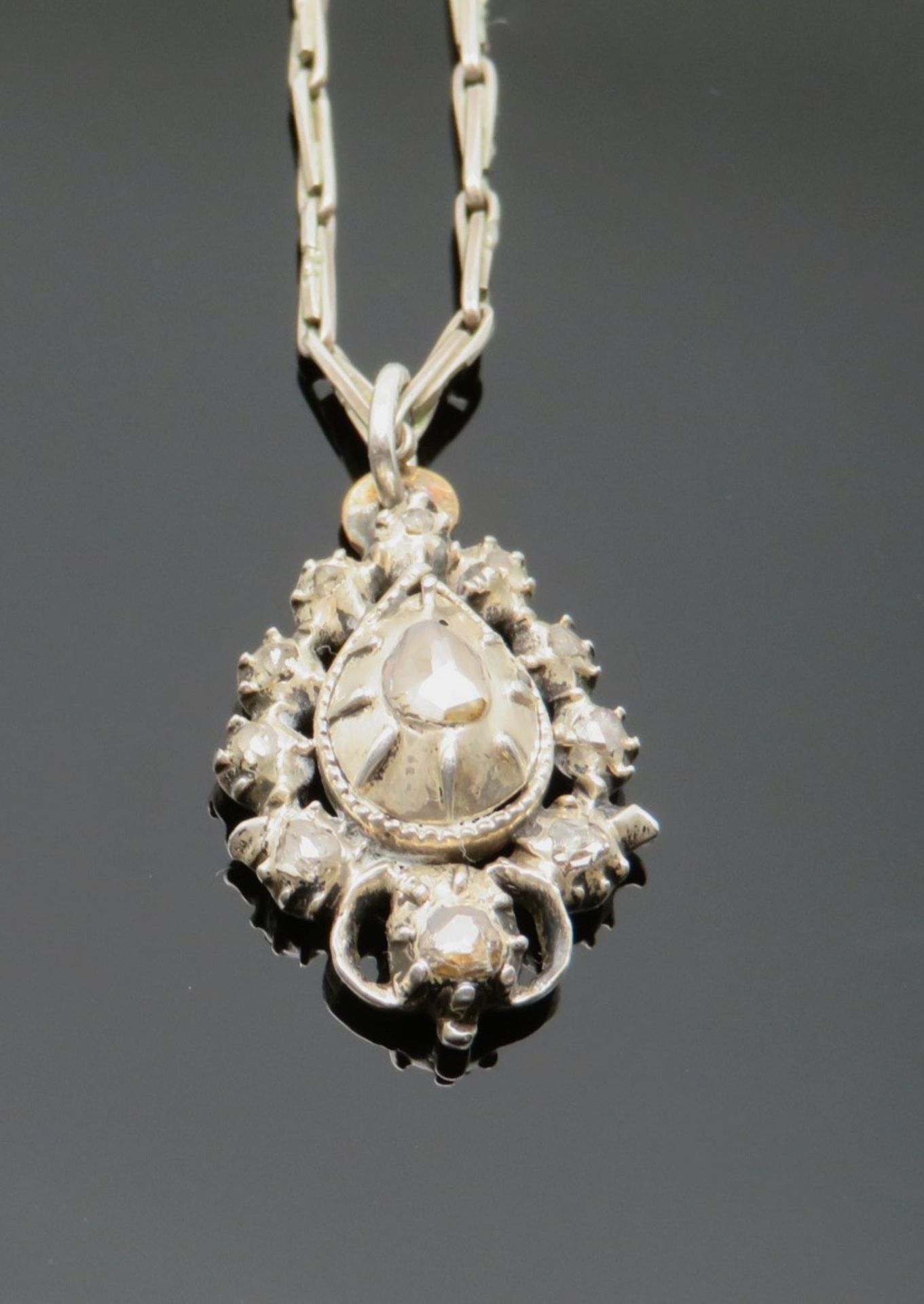 Antiker Anhänger an Kette, 19. Jahrhundert, besetzt mit 11 Diamantrosen, Silberfassung, Anhänger l