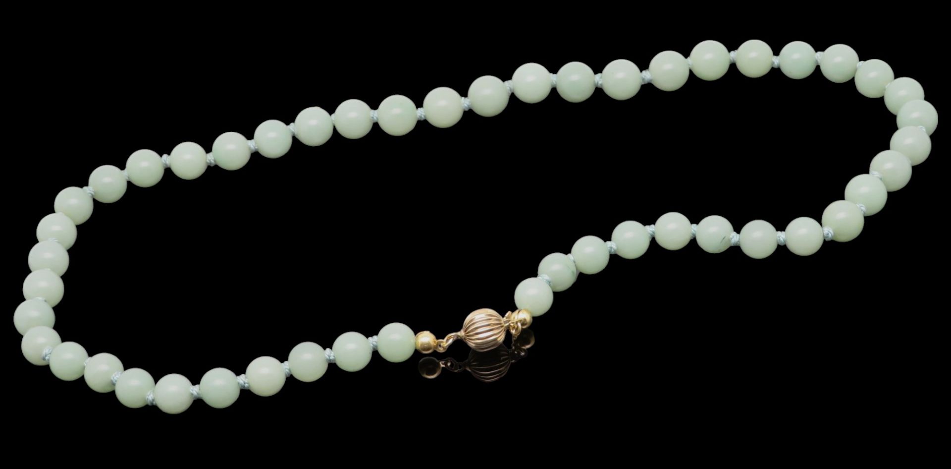 Jade-Gold-Kette, kugelförmige gerippte Steckschließe Gelbgold 375/000, punziert, 72,8 g, Halskette 