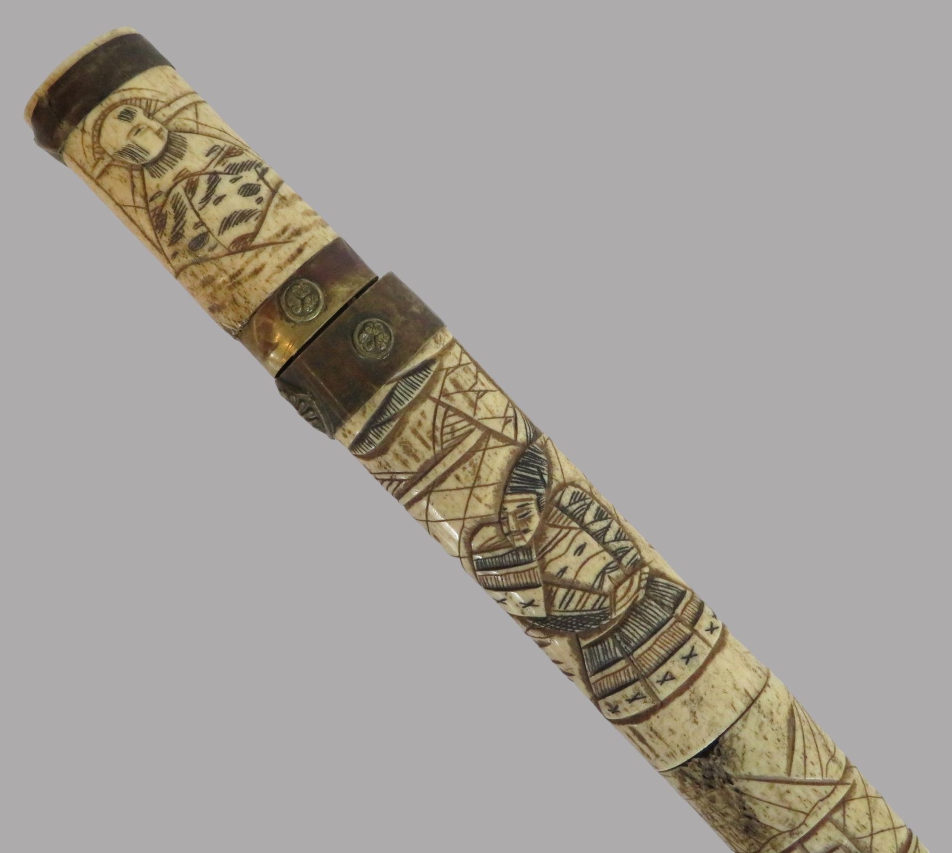 Samurai-Schwert in Scheide, 19. Jahrhundert, Bein geschnitzt, l 70 cm, b 4 cm. - Image 2 of 4