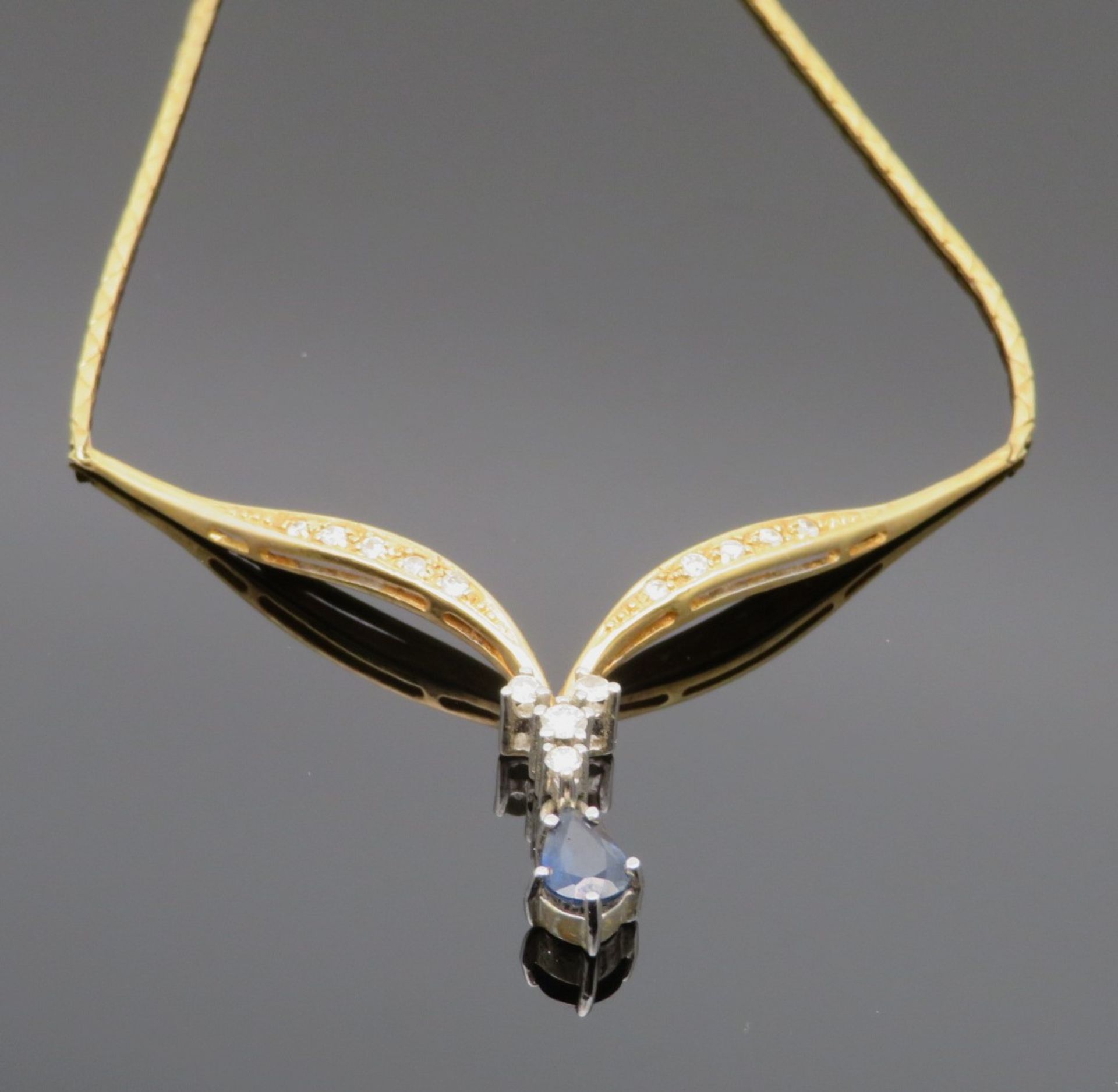 Collier, V-förmige Schauseite, 14 Brillanten, zus.ca. 0,28 ct, Saphir, Tropfenschliff, ca. 0,22 ct,