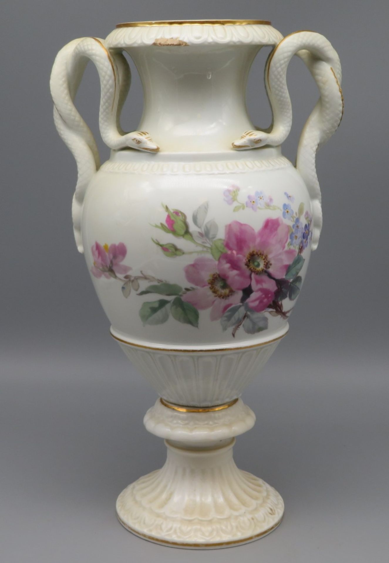 Schlangen-Henkelvase, Meissen, um 1900, Weißporzellan mit polychromer Bemalung und Goldstaffage, se