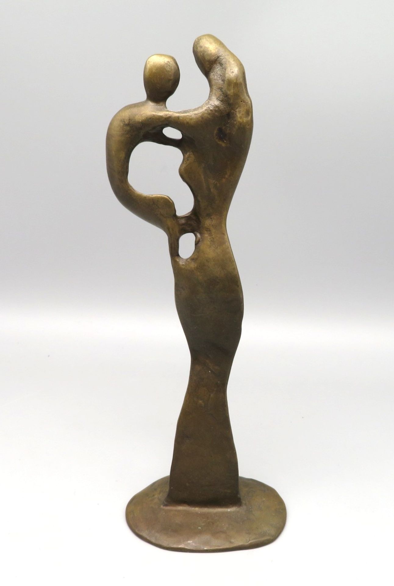 Unbekannter Bildhauer, Mutter mit Kind, Bronze, 23,5 x 8,5 x 6 cm. - Bild 2 aus 2