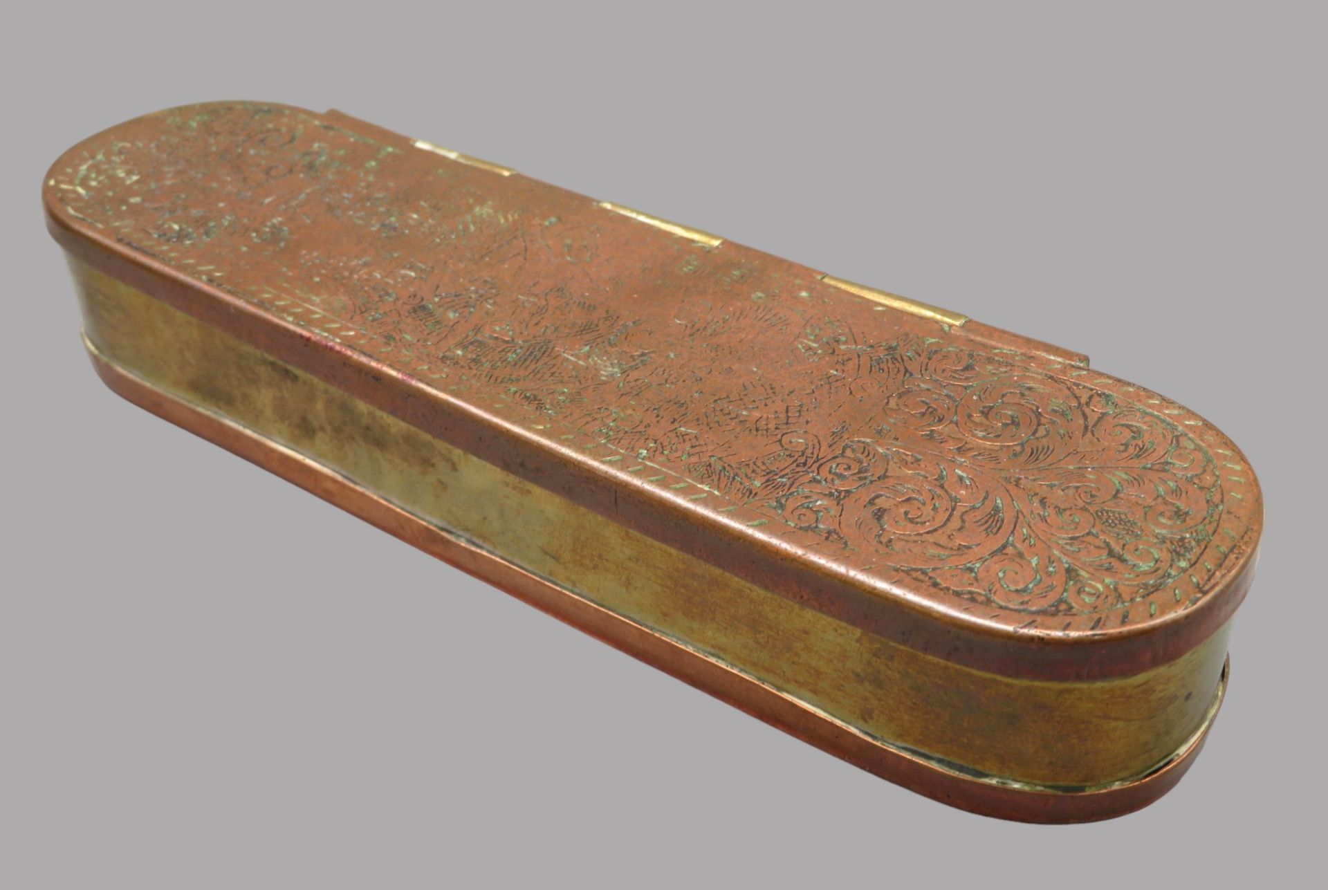 Tabaksdose, 18. Jahrhundert, Kupfer und Messing, reich gravierter Deckel, 3 x 17,5 x 5 cm. - Bild 2 aus 2