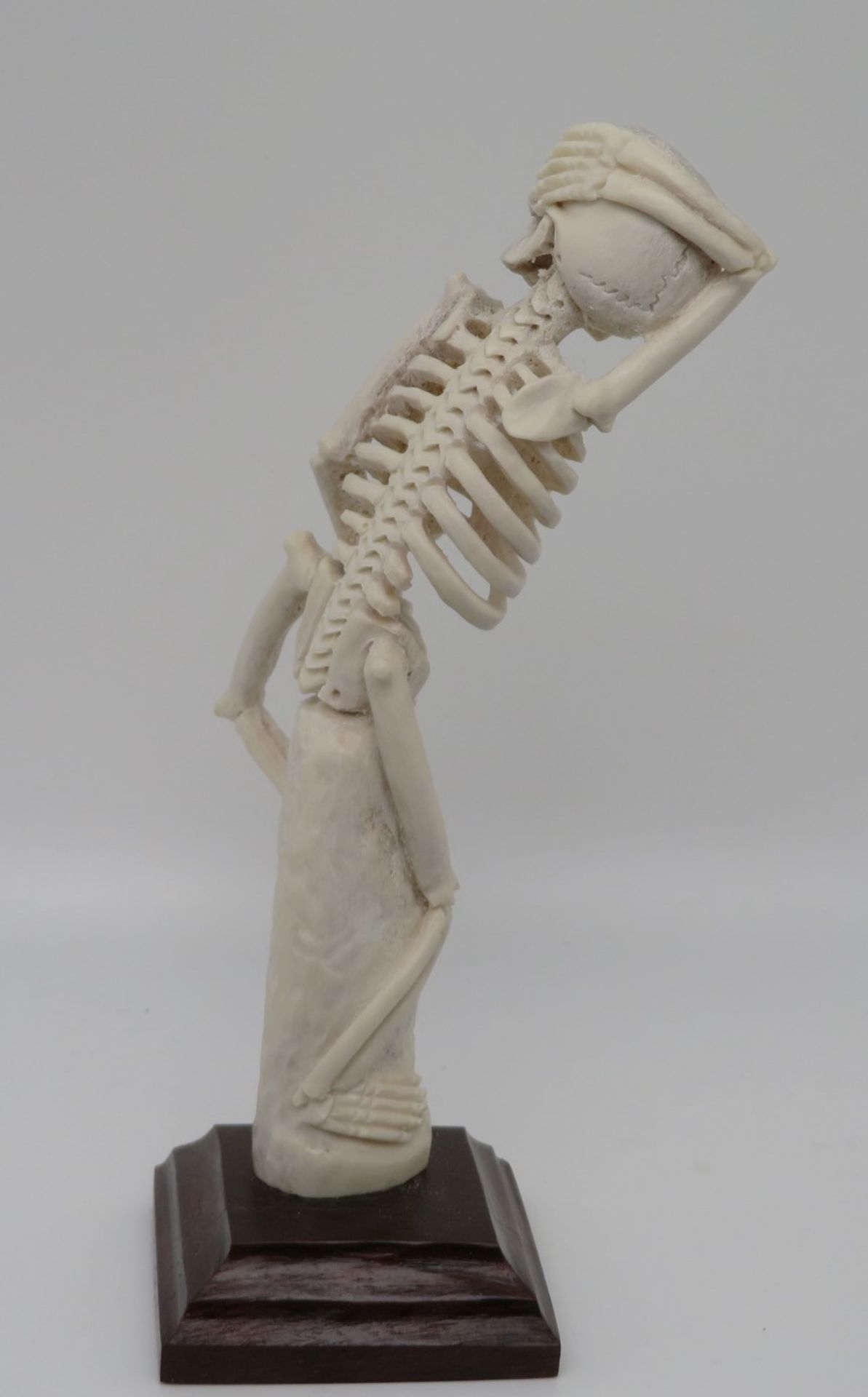 Tödlein (Memento Mori), wohl Alpenländisch, Hirschhorn beschnitzt, h 12 cm, d 4,9 cm. - Bild 2 aus 2