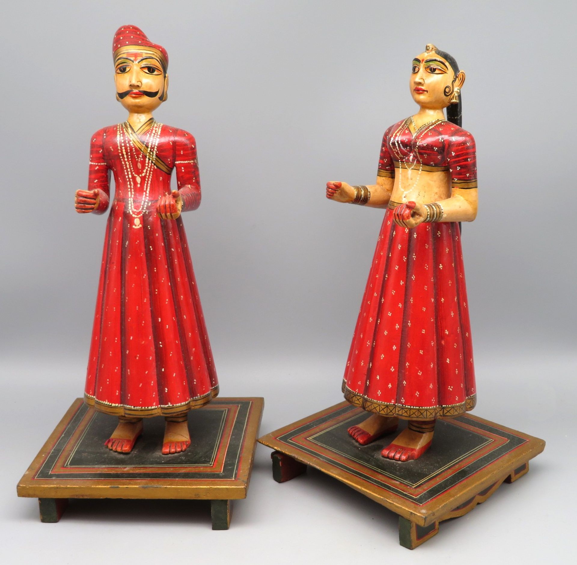 2 indische Hochzeitsfiguren, Indien, 1. Hälfte 20. Jahrhundert, Holz geschnitzt, farbig bemalt, qua - Bild 2 aus 2