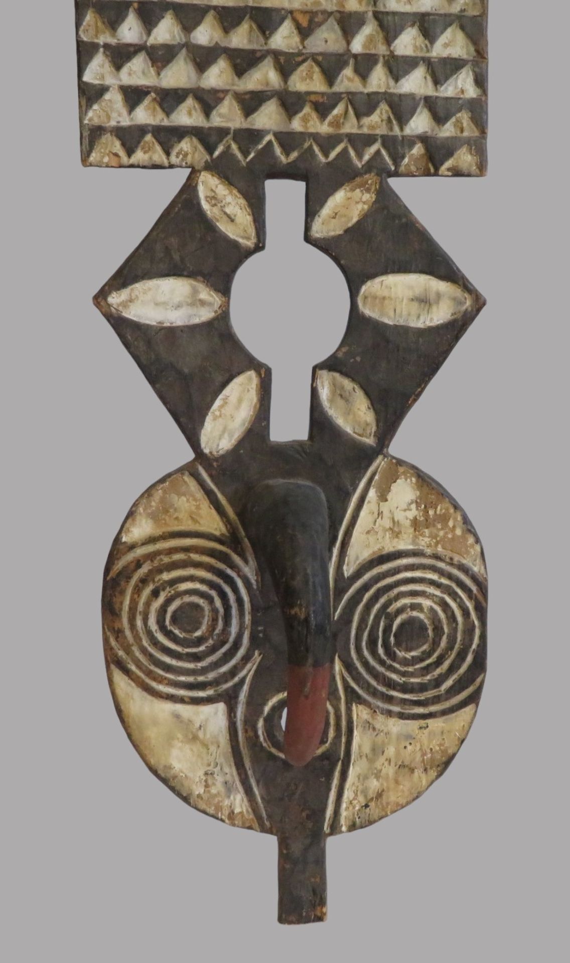 Plankenmaske/Maske, Afrika, Burkina Faso, Bwa, Holz geschnitzt, gekalkt, 200 x 28 x 22 cm. - Image 2 of 2