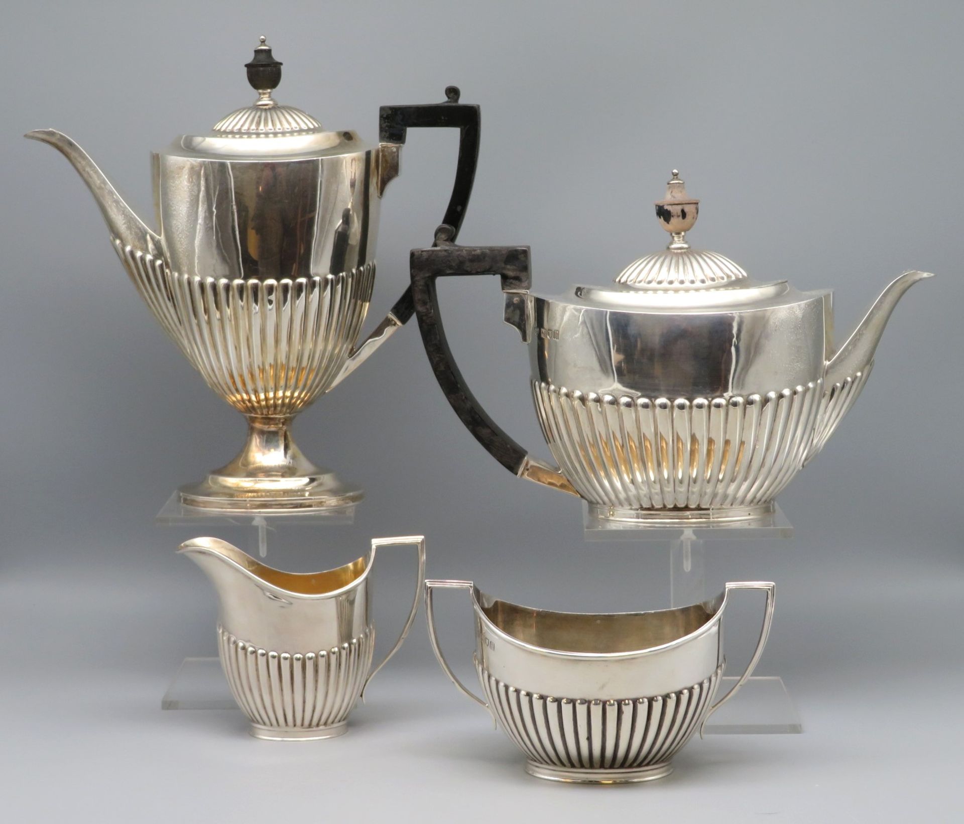 4 teiliges Tee- und Kaffeeservice, England, Queen-Anne-Stil, sign. "Goldsmiths & Silversmiths Compa