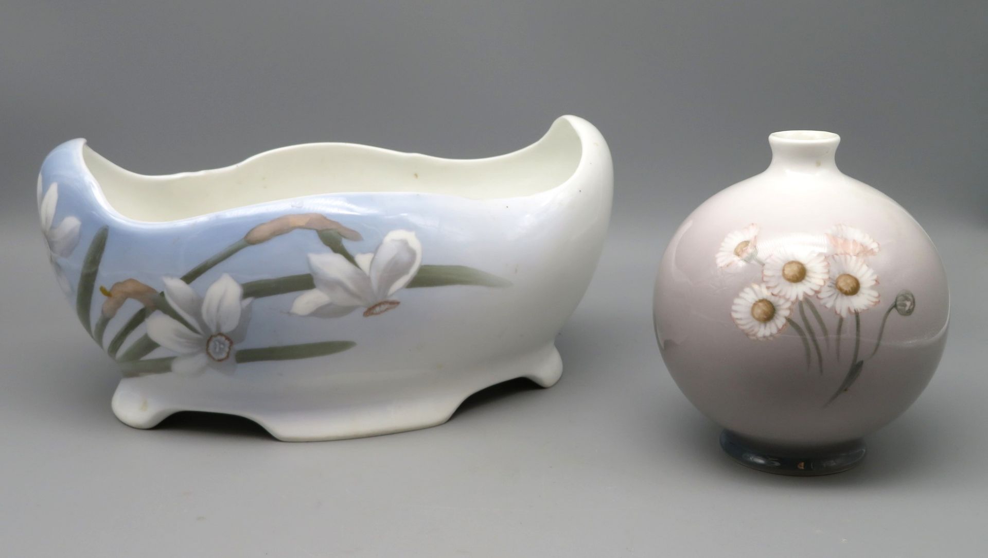 Jardinière und Vase, Dänemark, Royal Copenhagen/Bing & Grøndahl, Weißporzellan mit polychromer Blüt