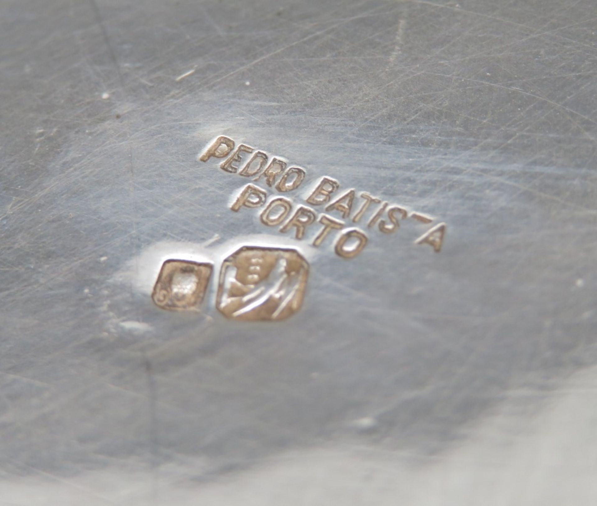 Henkelschale, Portugal, Porto, sign. "Pedro Batista", Silber 833/000, punziert, 1105 g, handgetrieb - Image 3 of 3