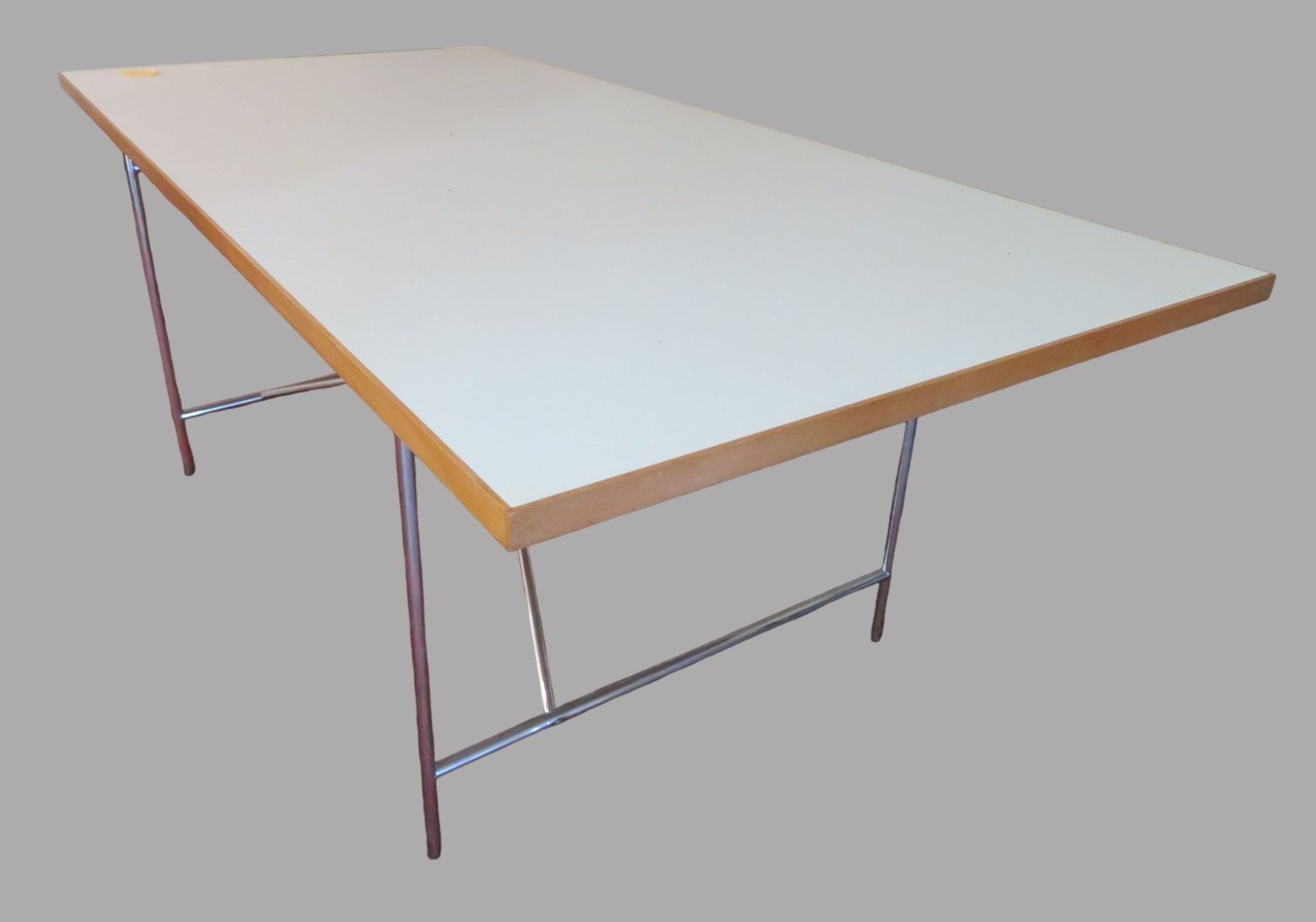 Designer Tisch, Entwurf Egon Eiermann, 1953, Chromgestell, weiße Platte, 69 x 90 x 180 cm.