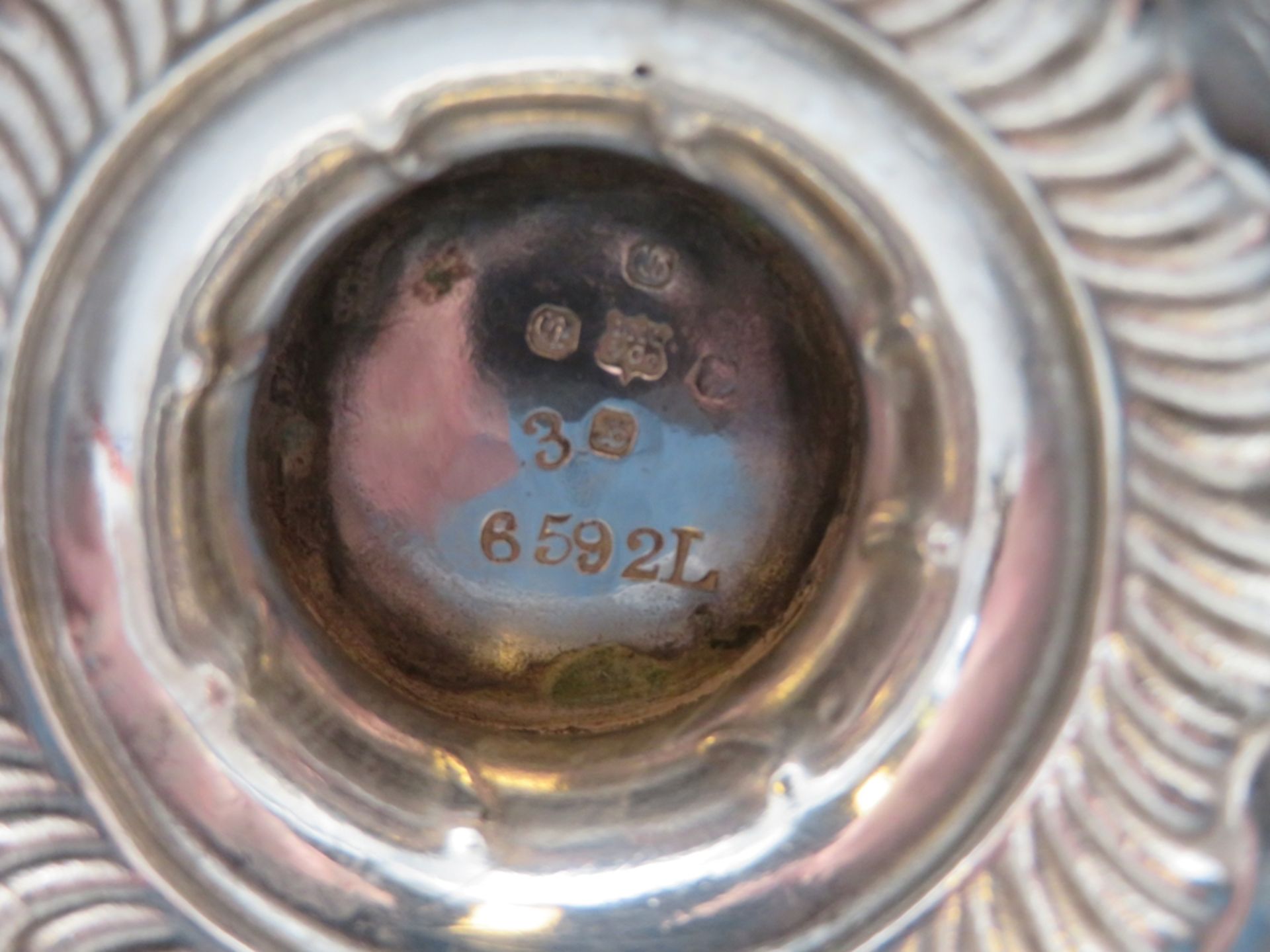 Großer Puderzuckerstreuer, Skandinavien, Silber, 238 g, h 21 cm, d 8,5 cm. - Bild 2 aus 2