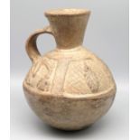 Antiker Henkelkrug, wohl Südamerika, wohl Chimú Kultur, Ton, Sprung in Wandung, h 22 cm, d 16 cm.