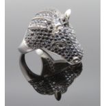 Statement Ring in Gestalt eines Pferdekopfs, reicher schwarzer Spinellbesatz, Silber 925/000, punzi