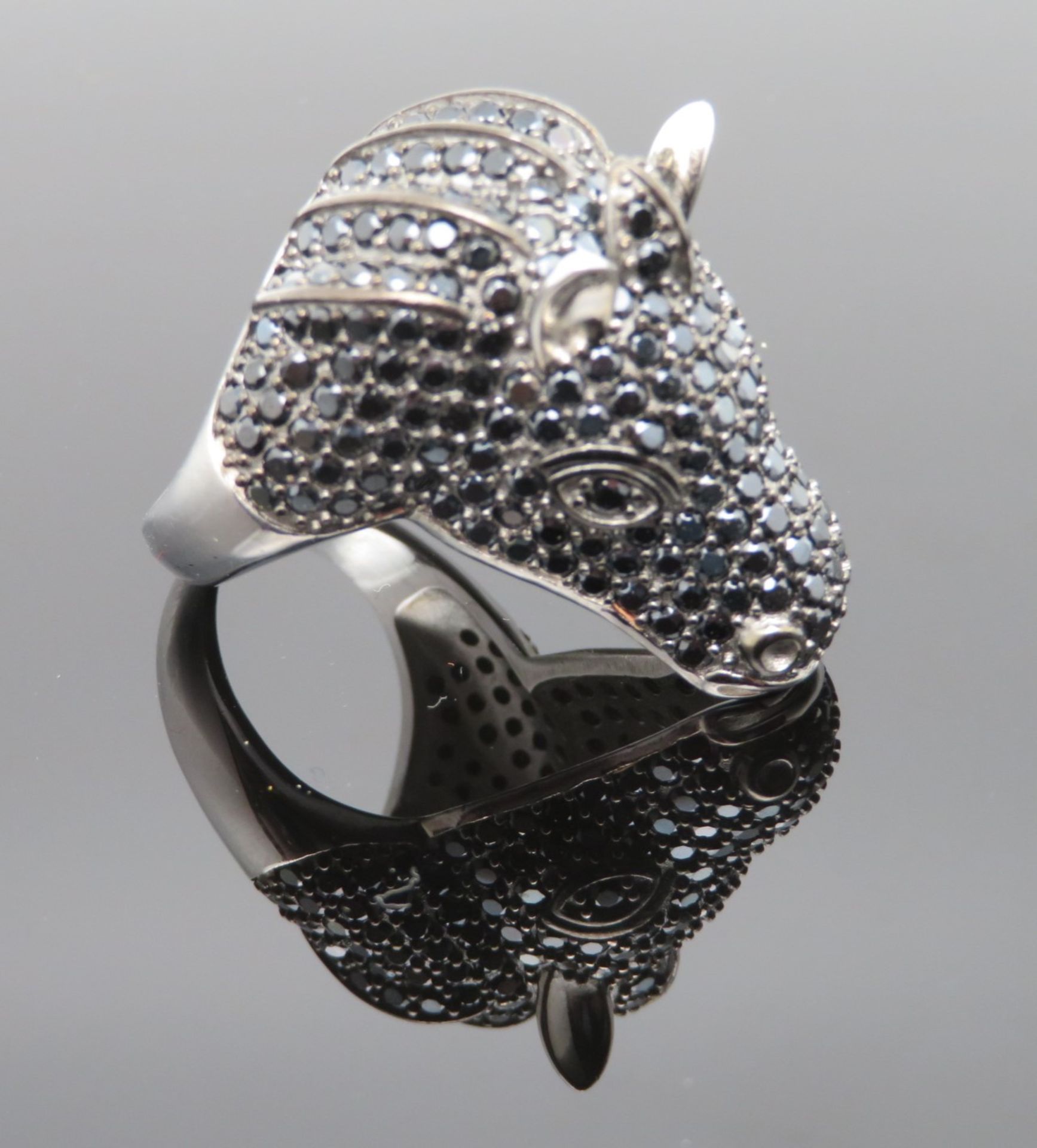 Statement Ring in Gestalt eines Pferdekopfs, reicher schwarzer Spinellbesatz, Silber 925/000, punzi