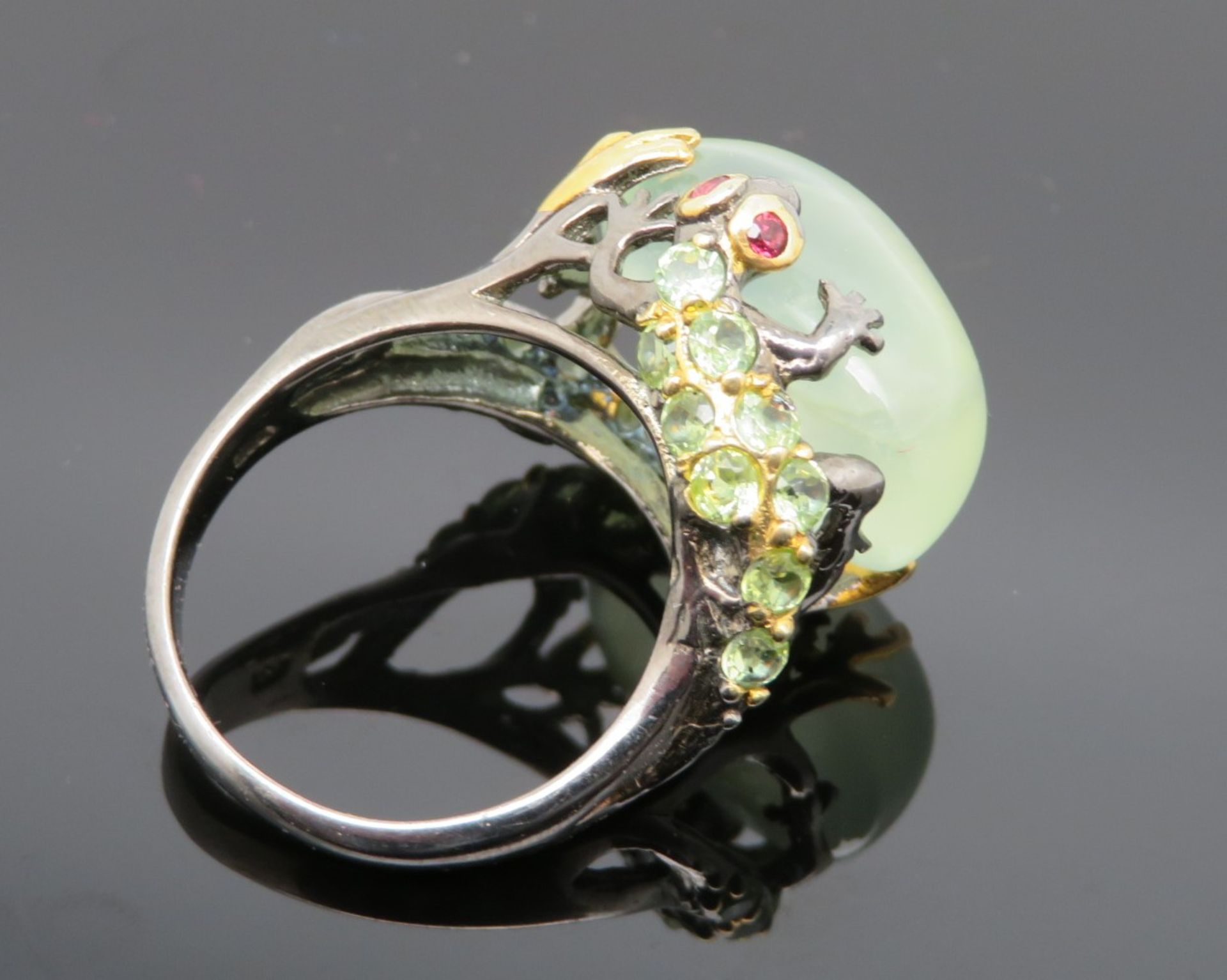 Designer Ring mit Prehnit-Cabochon, umfasst von 2 aufgesetzten, plastisch gestalteten Salamandern, - Image 2 of 2