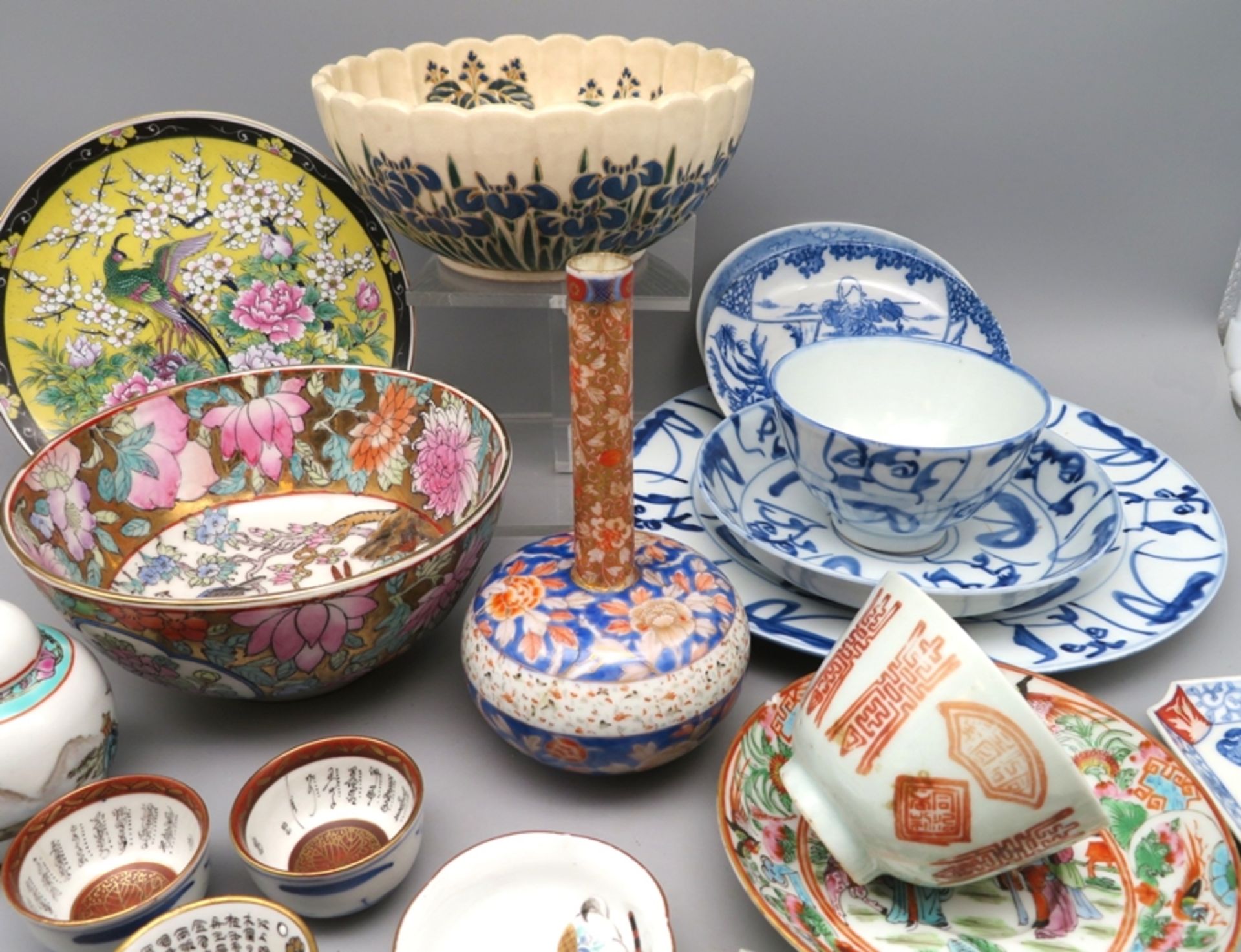 21 teiliges Konvolut diverser Porzellan-Objekte, China und Japan. - Bild 2 aus 3