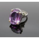 Solitärring mit facettiertem Deep-Purple Amethyst (Brasilien), Ovalschliff, Zargen mit partieller T