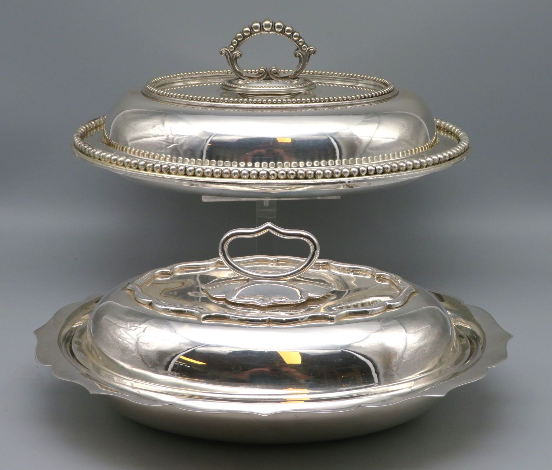 2 diverse Glochen, England, versilbert, 1 x gem. "Mappin & Webb London", 13 x 29 x 23/14 x 29 x 22 