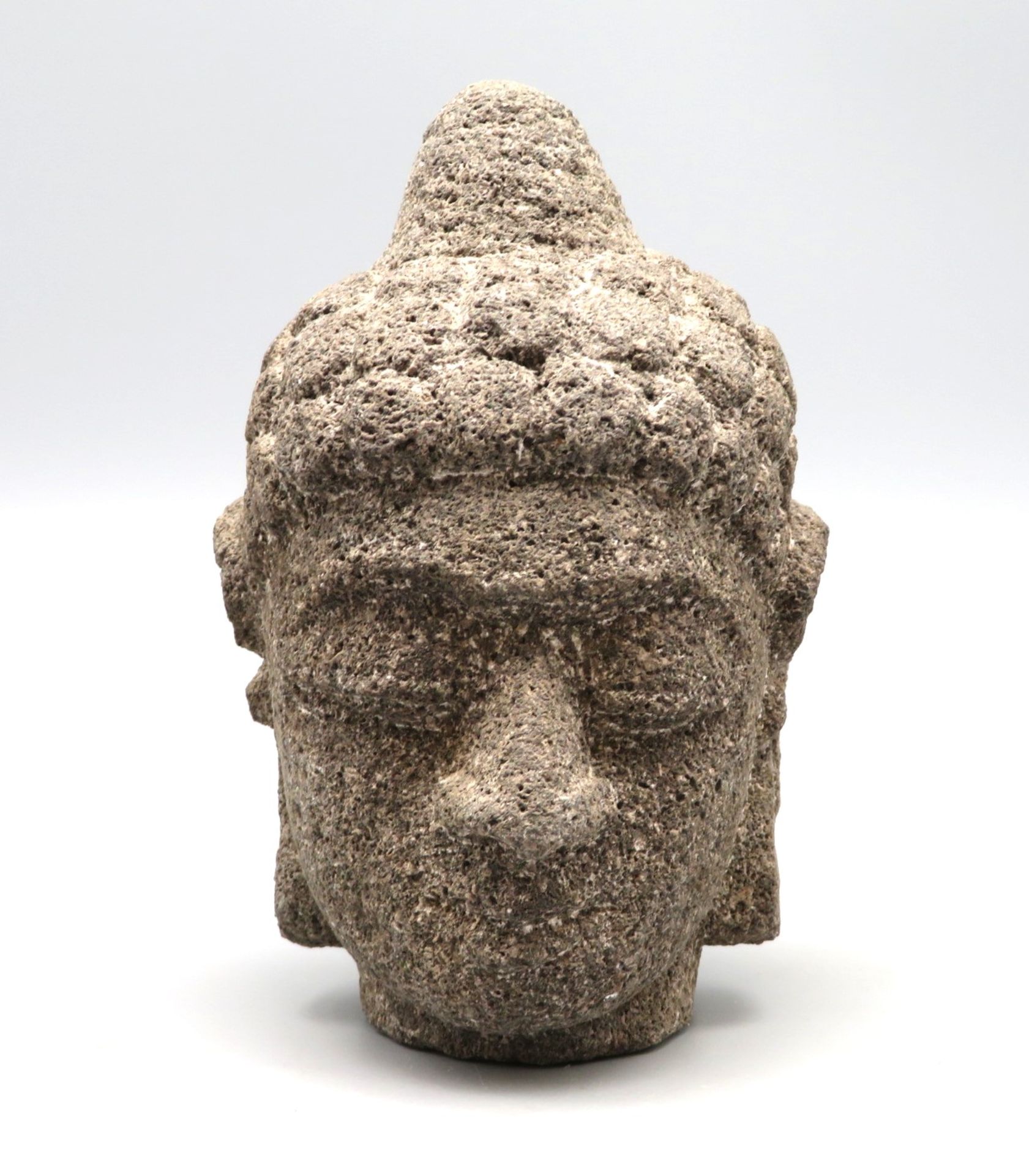 Kopf eines Buddhas, Lavastein, h 10/12 cm.