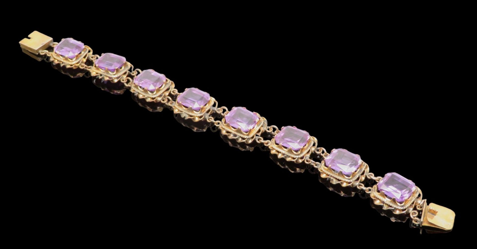 Armband, 8 facettierte Amethyste, teils durchbrochen gearbeiteter Kordelrand, Gelbgold 585/000, pun